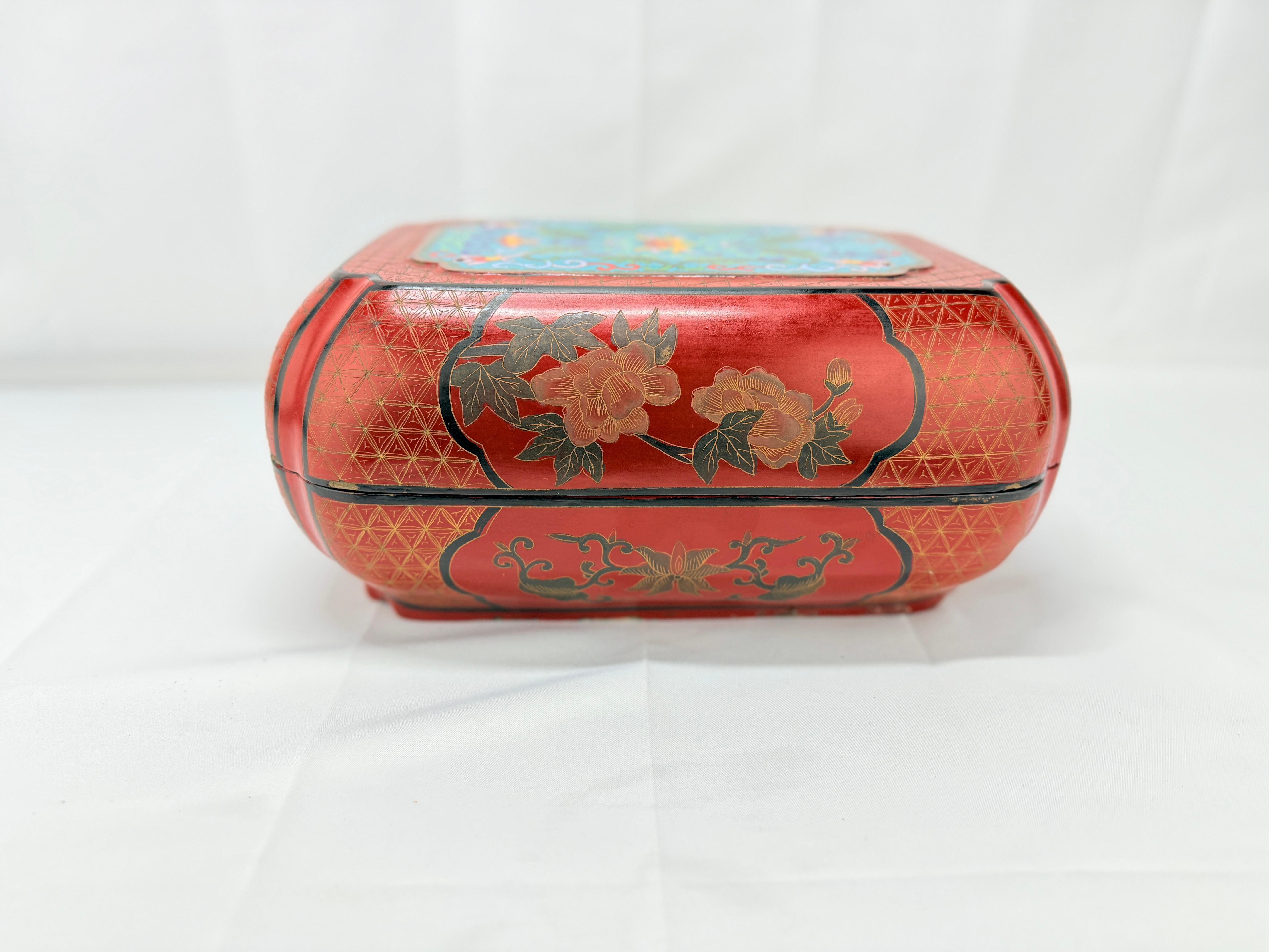 Caja china de cloisonné montada en laca roja y negra siglo XX en venta
