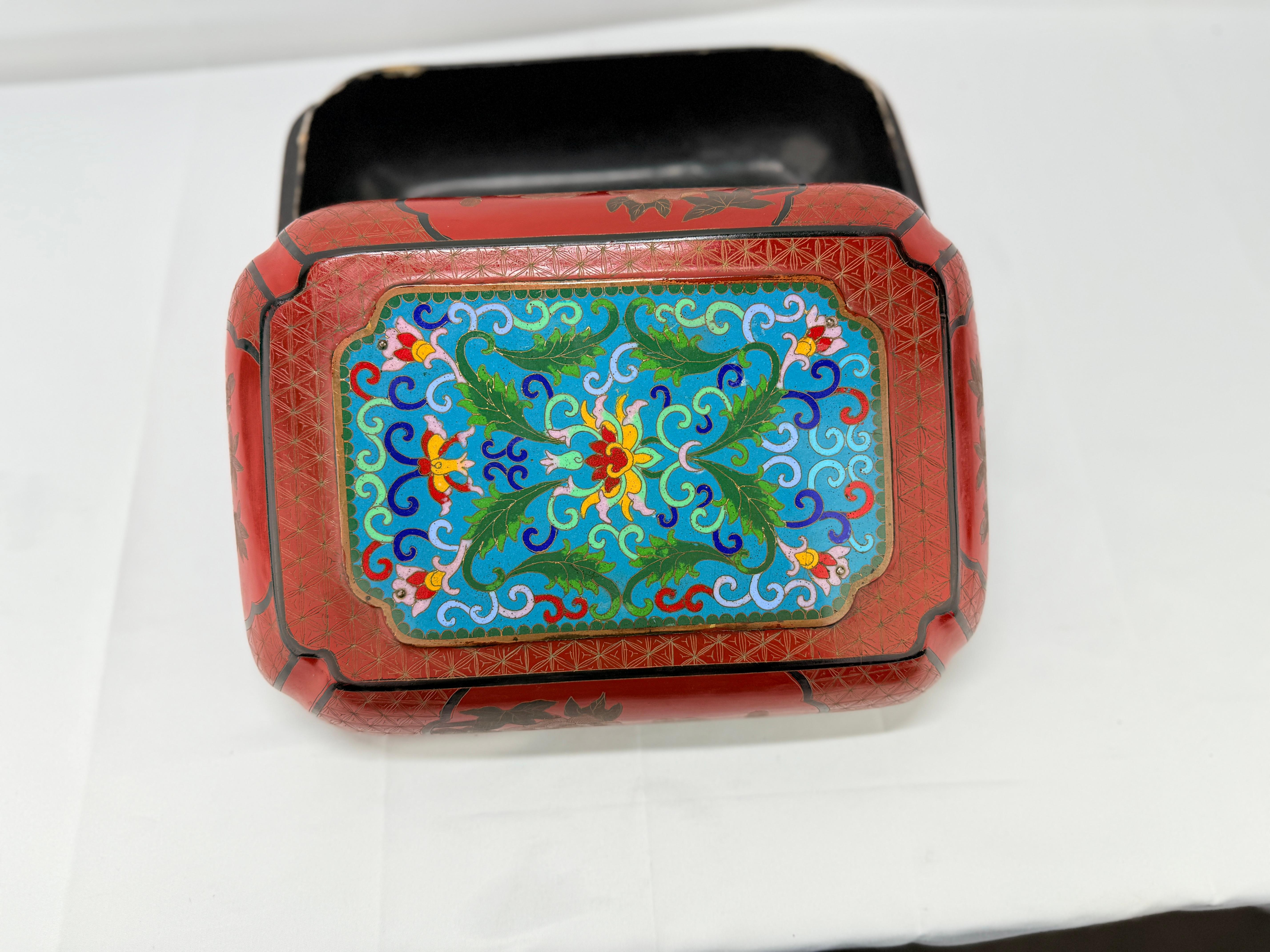 Caja china de cloisonné montada en laca roja y negra Esmalte en venta