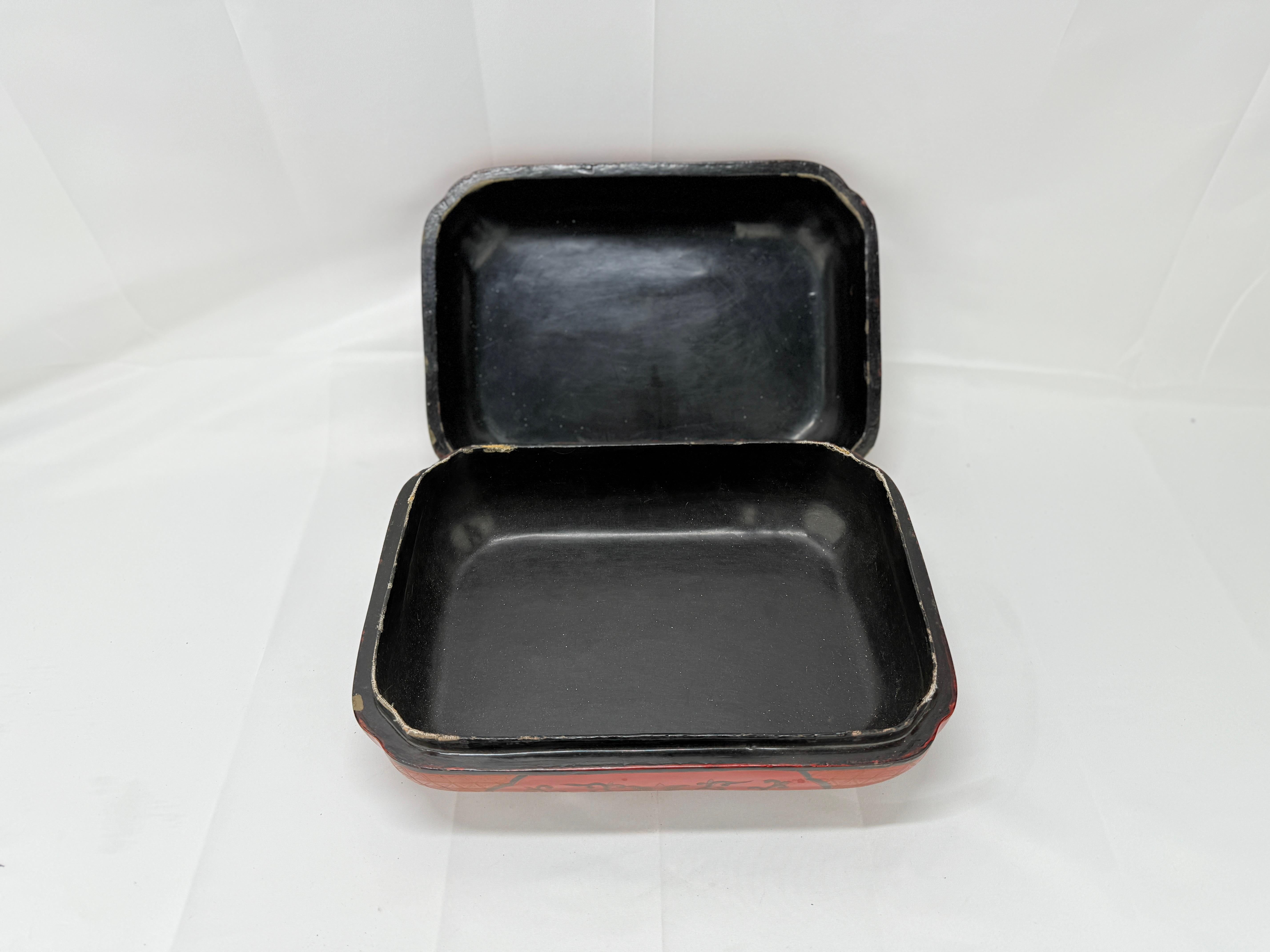 Caja china de cloisonné montada en laca roja y negra en venta 1