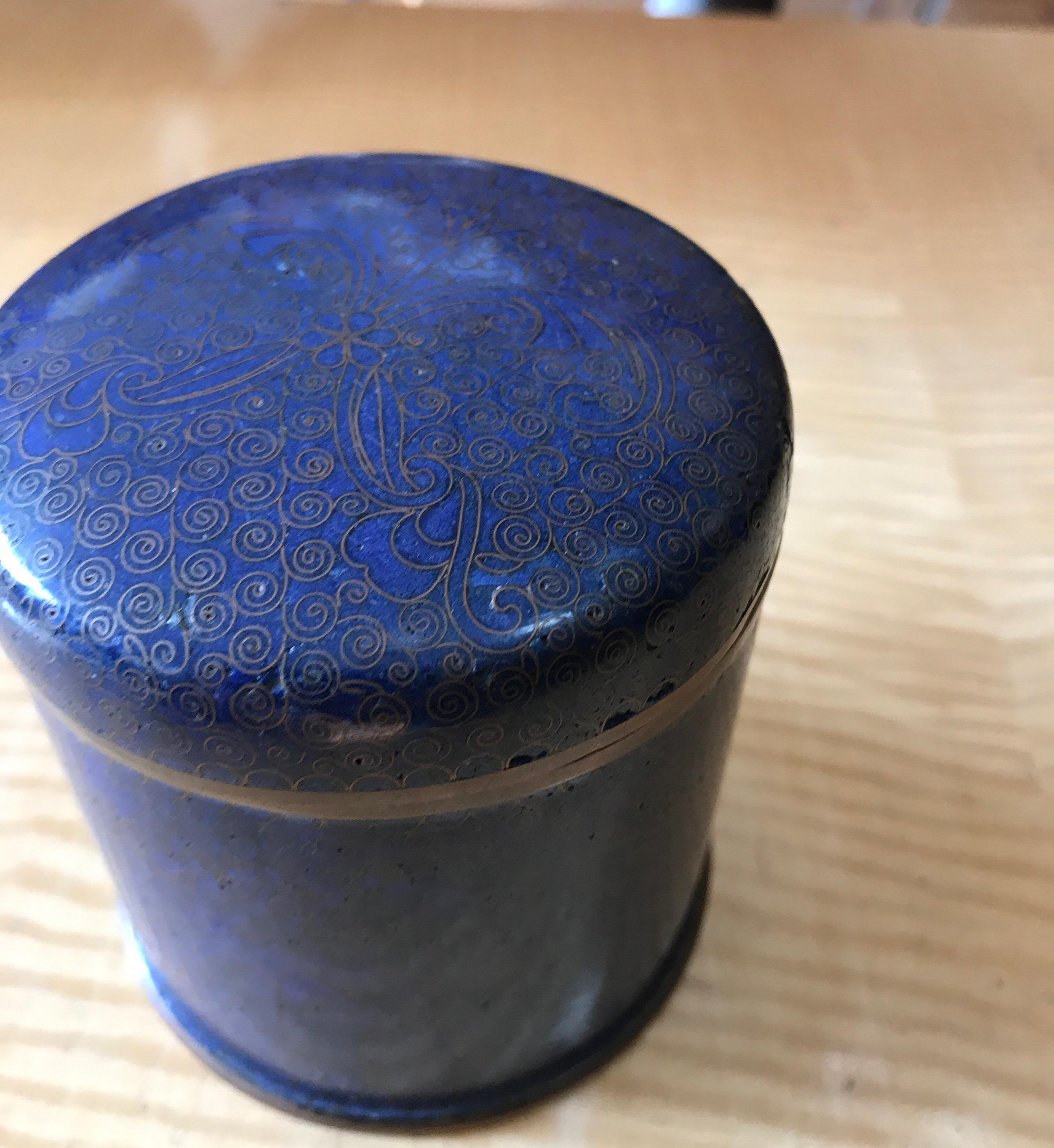 Chinese Cloisonne Round Box In Fair Condition In Chicago, IL