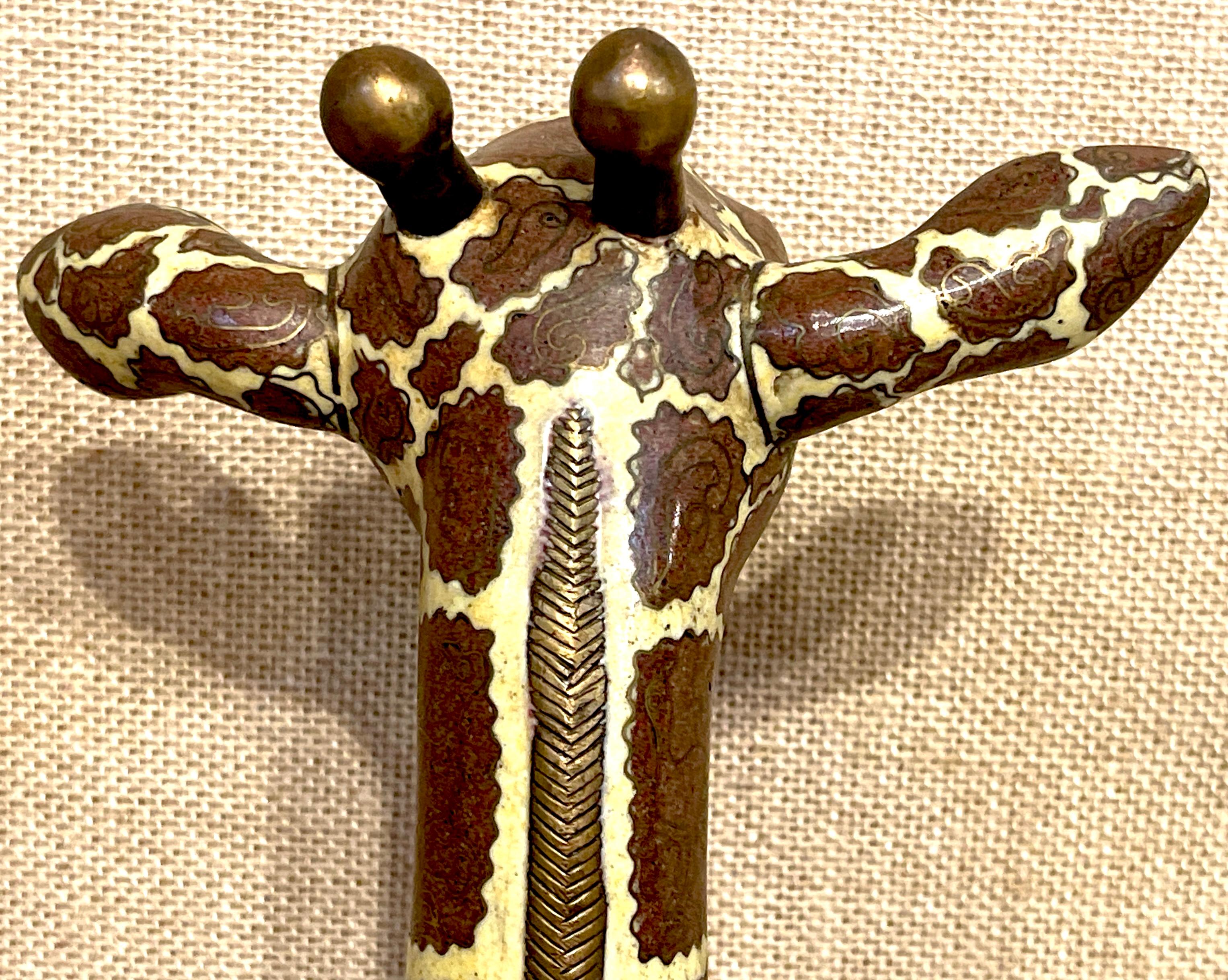 Sculpture chinoise cloisonnée représentant une girafe d'Afrique de l'Ouest debout 3