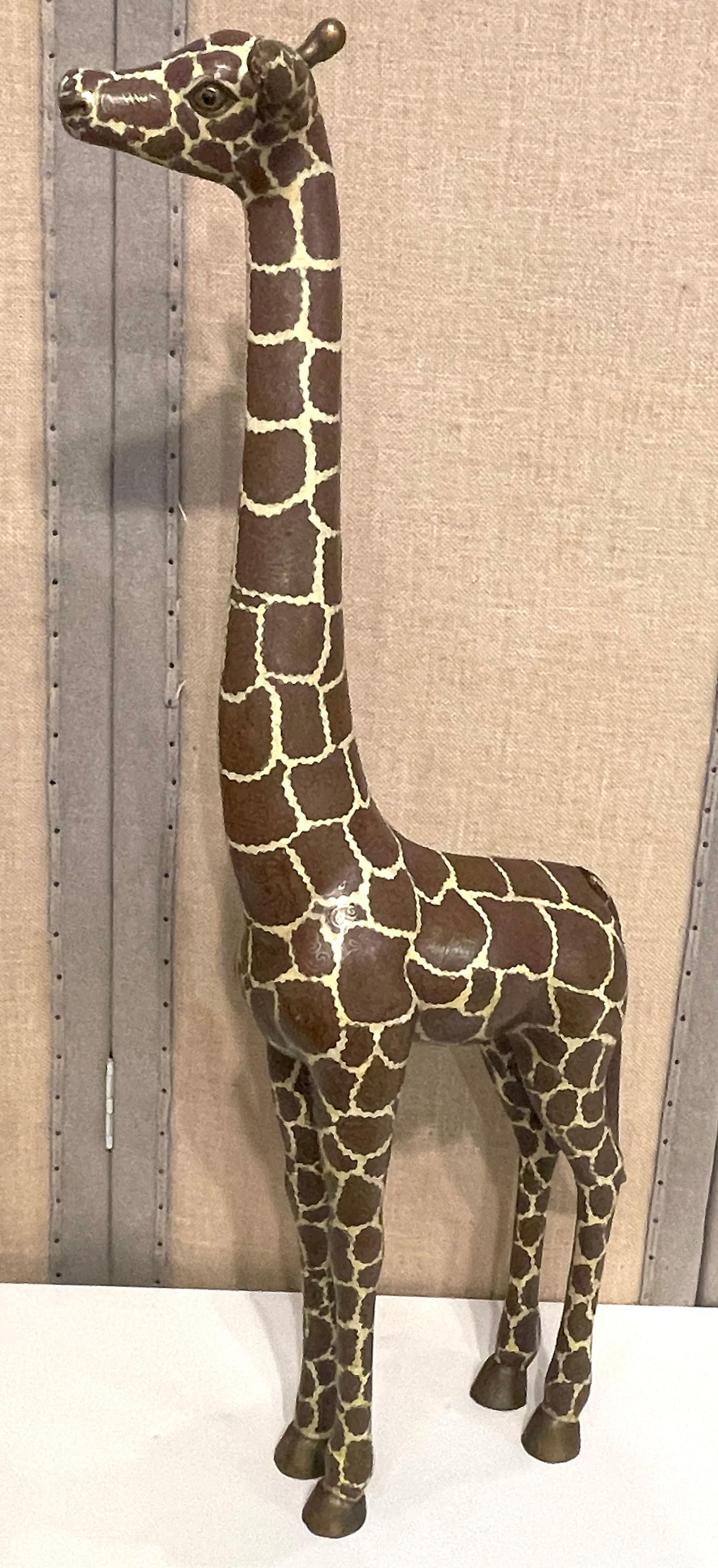 Sculpture chinoise cloisonnée représentant une girafe d'Afrique de l'Ouest debout 4