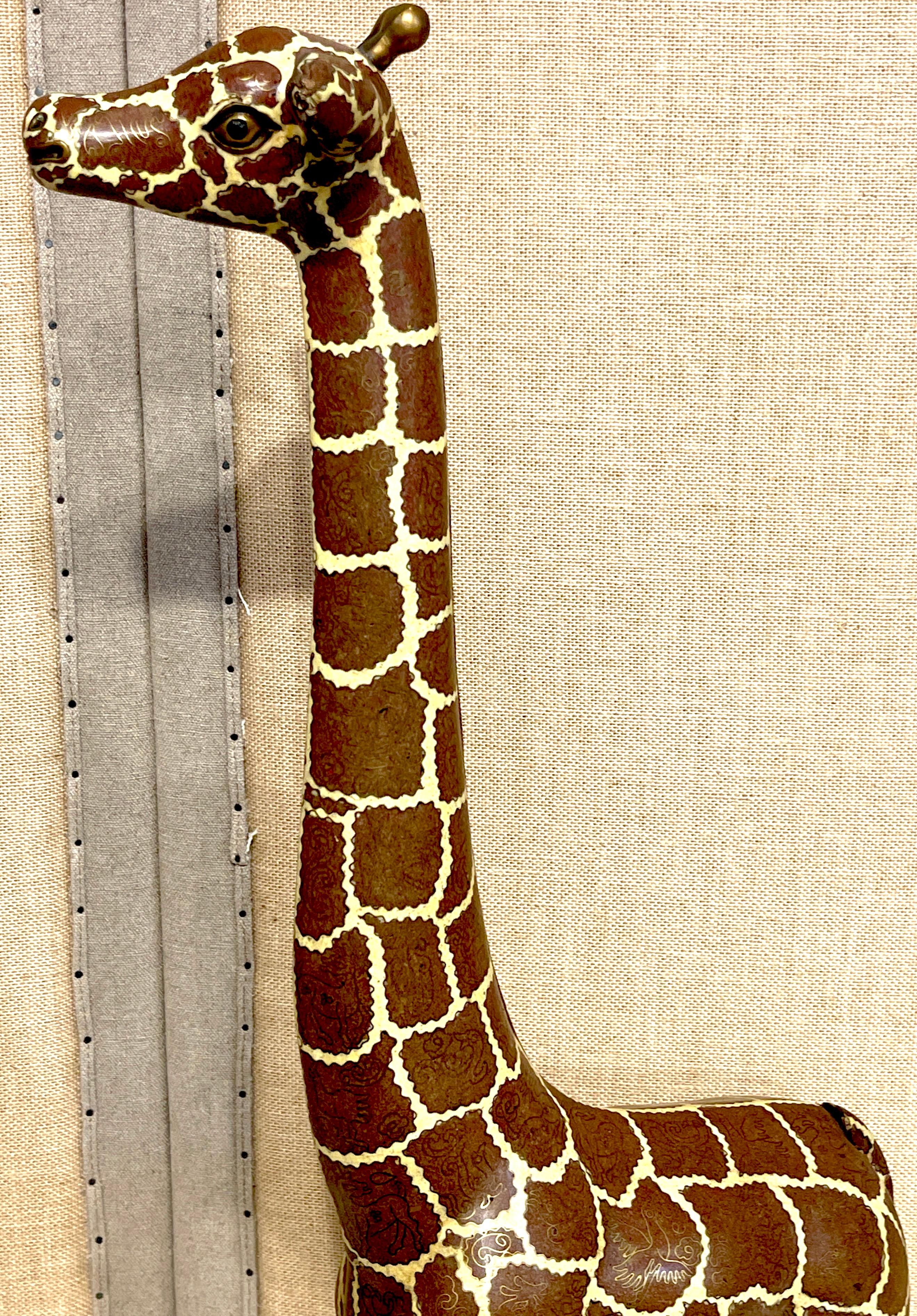 Sculpture chinoise cloisonnée représentant une girafe d'Afrique de l'Ouest debout 5