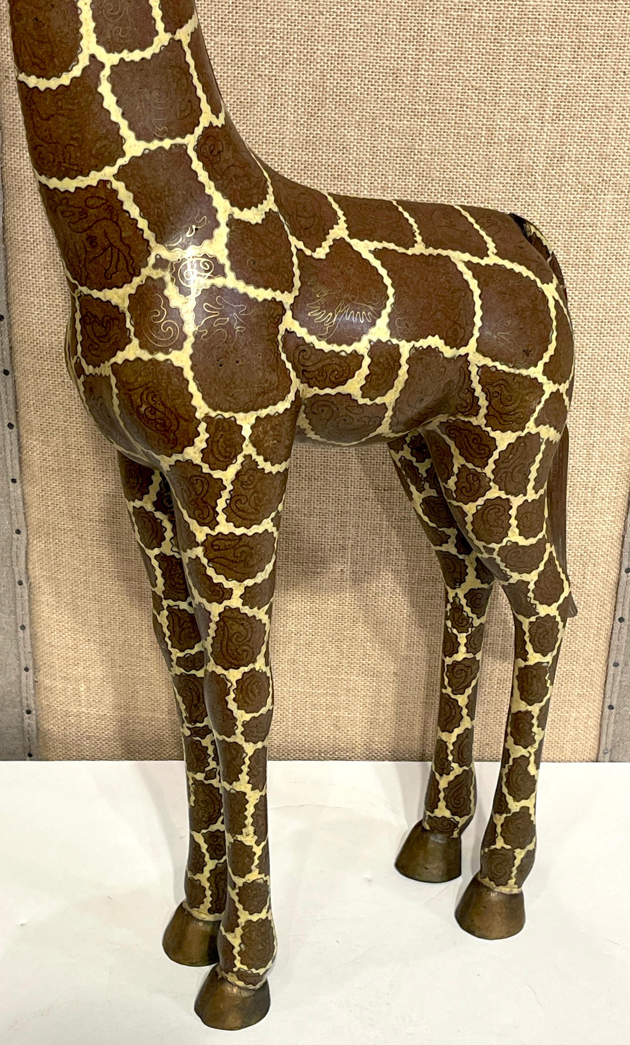 Sculpture chinoise cloisonnée représentant une girafe d'Afrique de l'Ouest debout 6