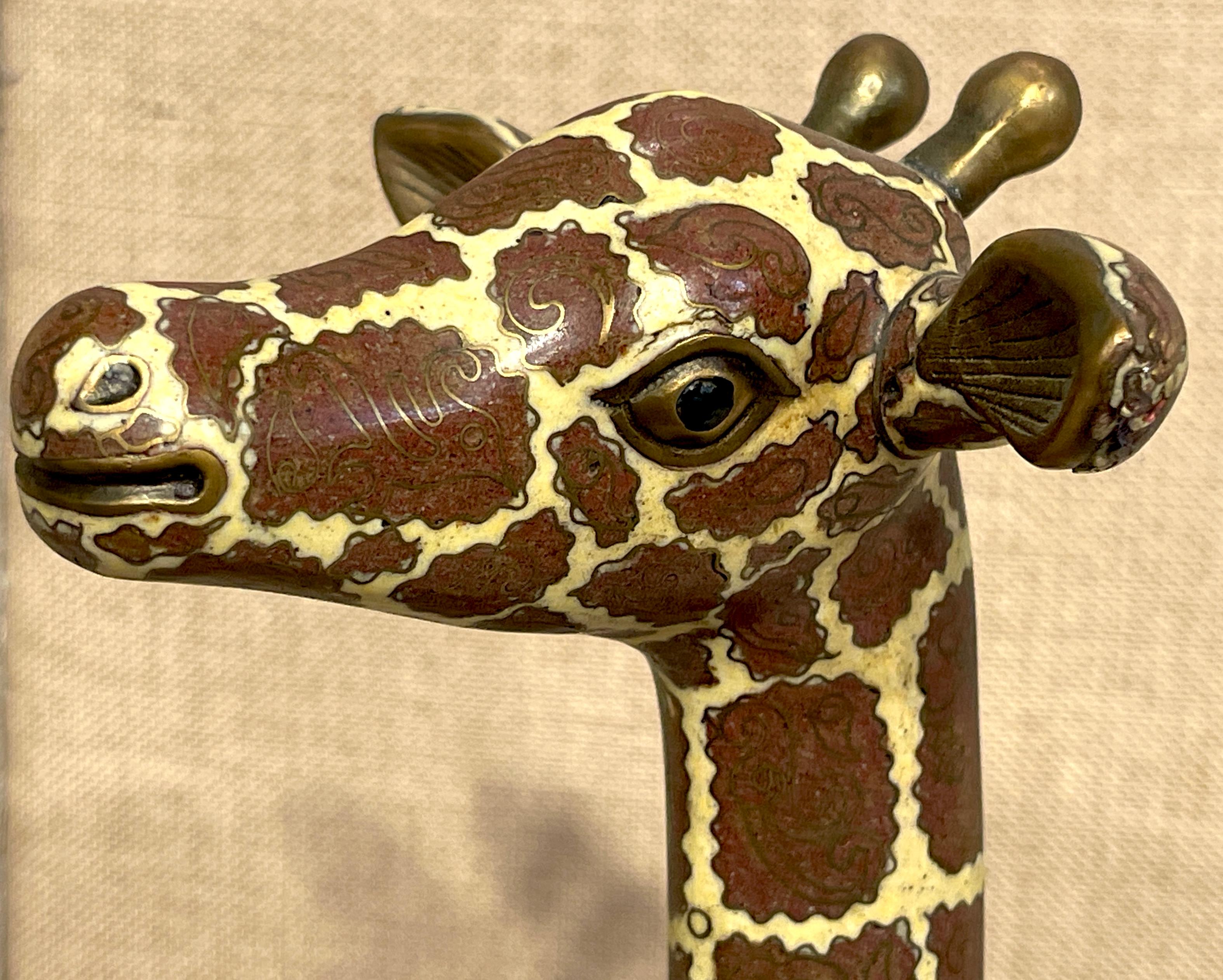 Sculpture chinoise cloisonnée représentant une girafe d'Afrique de l'Ouest debout 7