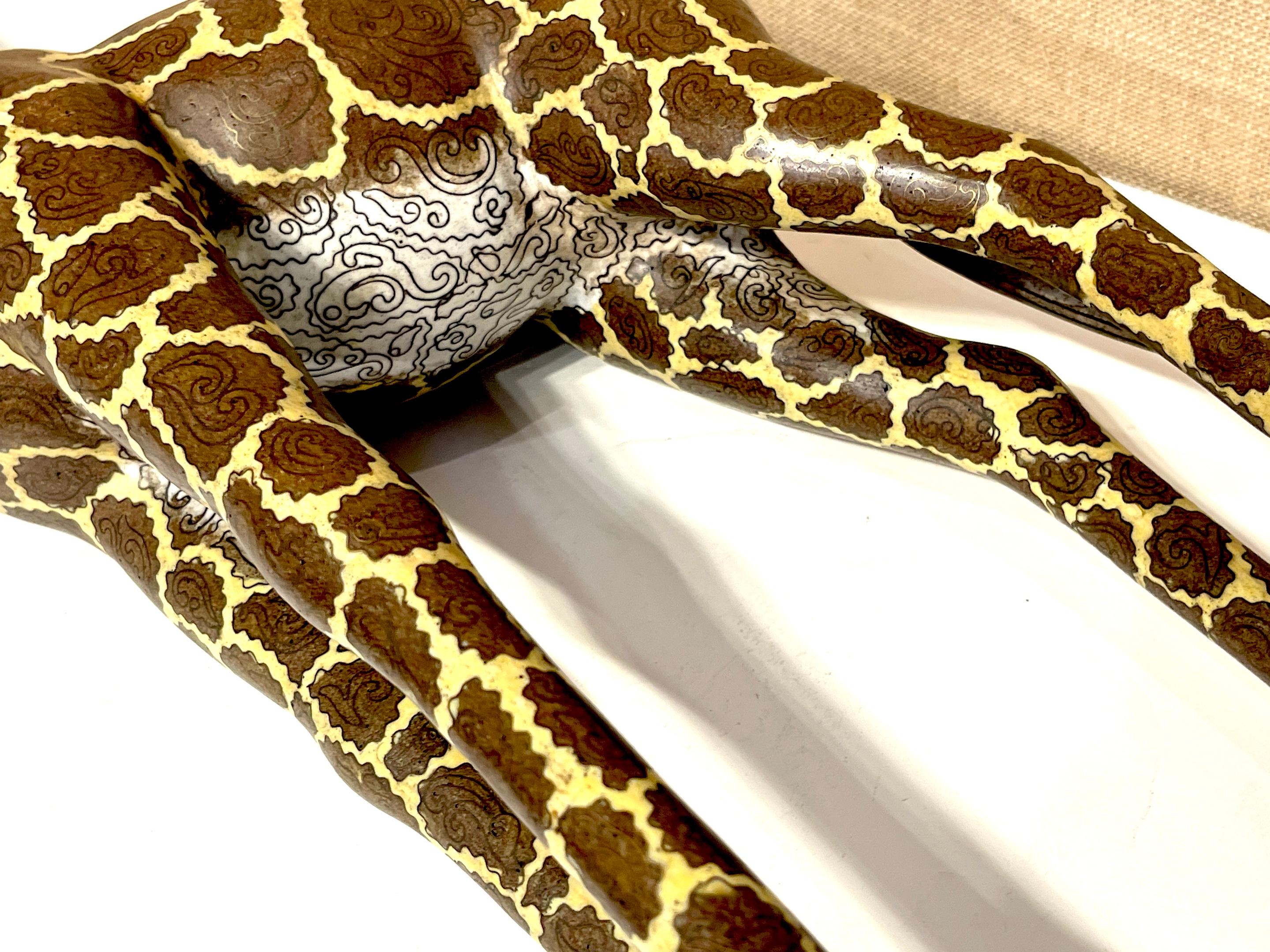 Sculpture chinoise cloisonnée représentant une girafe d'Afrique de l'Ouest debout 10
