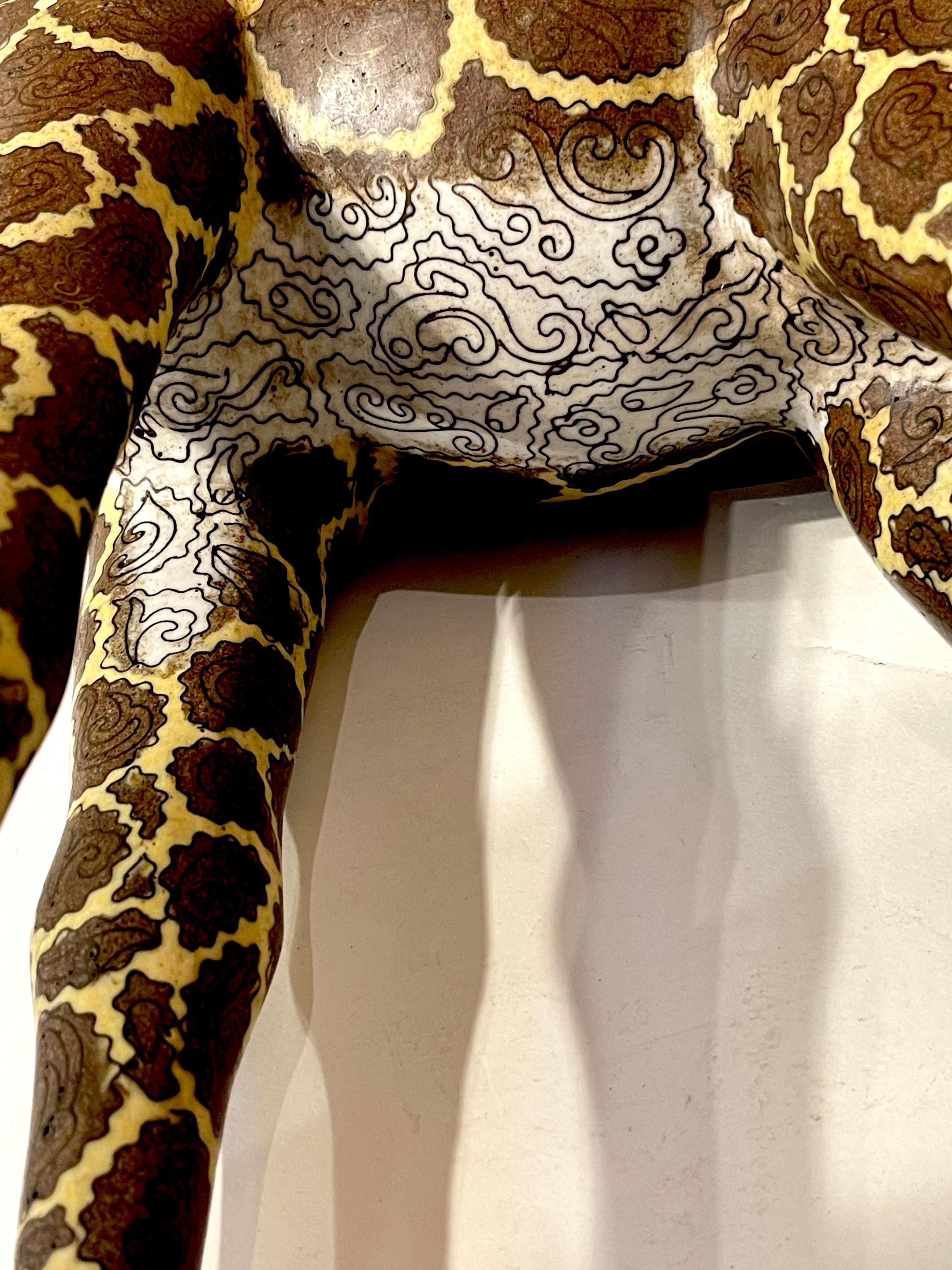 Sculpture chinoise cloisonnée représentant une girafe d'Afrique de l'Ouest debout 11