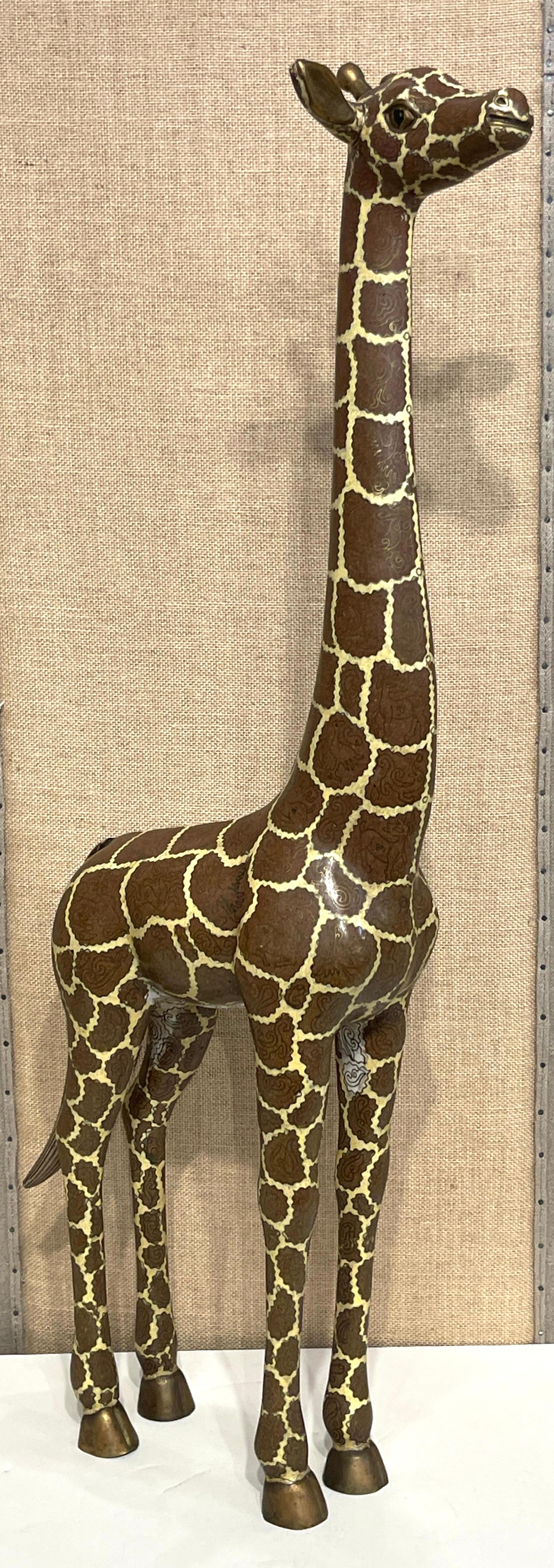 Sculpture chinoise cloisonnée représentant une girafe d'Afrique de l'Ouest debout
Chine, 20e siècle 
Une exquise sculpture chinoise cloisonnée, réalisée au XXe siècle, représente une majestueuse girafe d'Afrique de l'Ouest dans ses moindres détails.