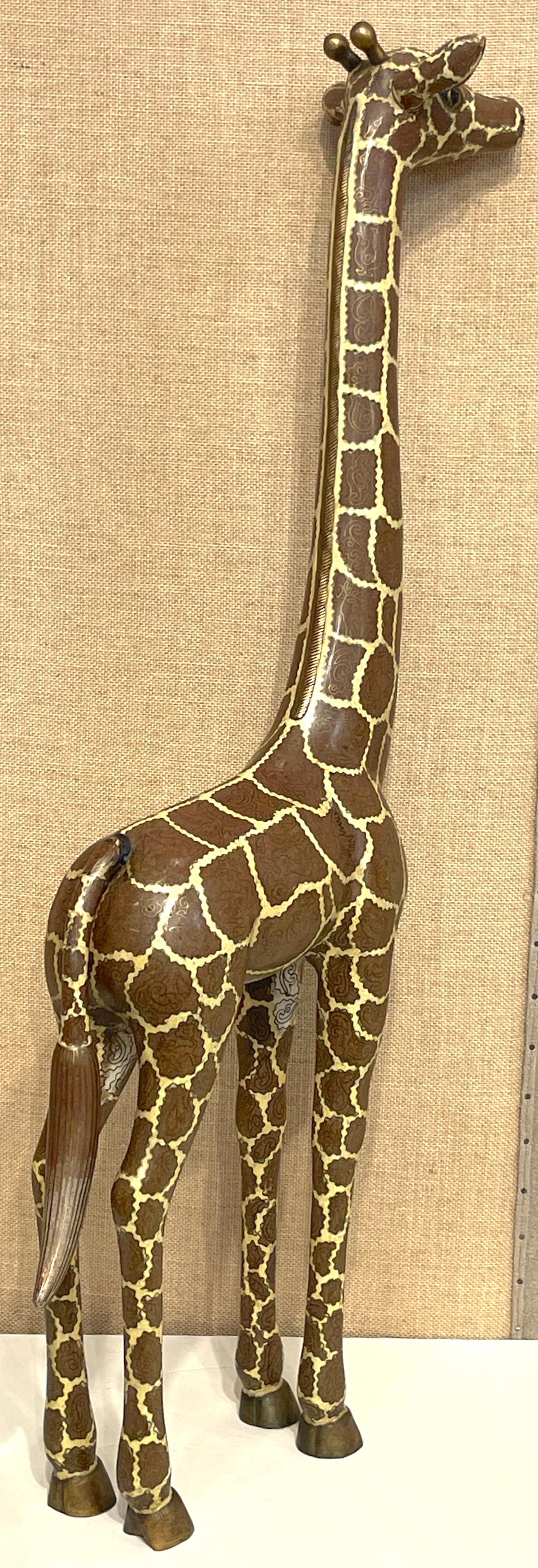 Cloisonné Sculpture chinoise cloisonnée représentant une girafe d'Afrique de l'Ouest debout