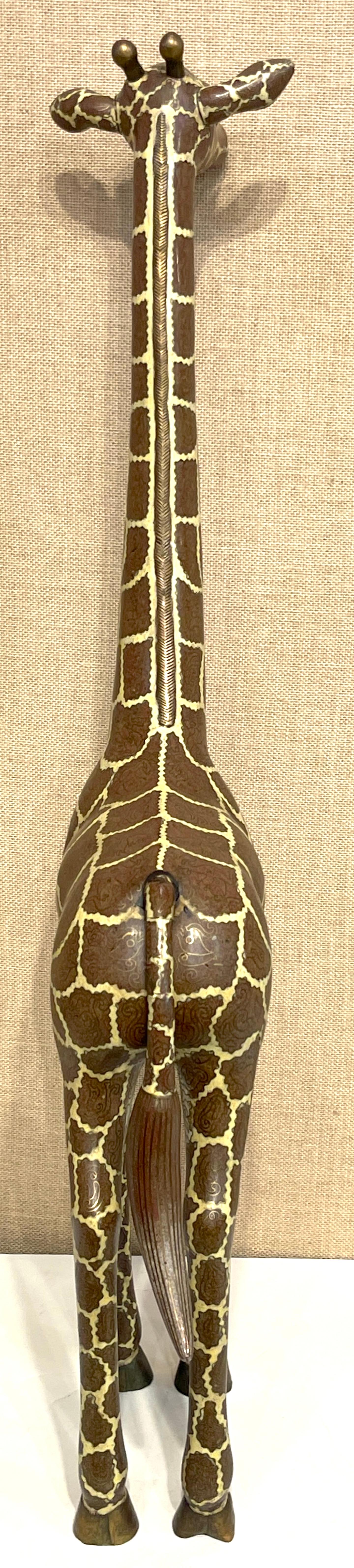 20ième siècle Sculpture chinoise cloisonnée représentant une girafe d'Afrique de l'Ouest debout