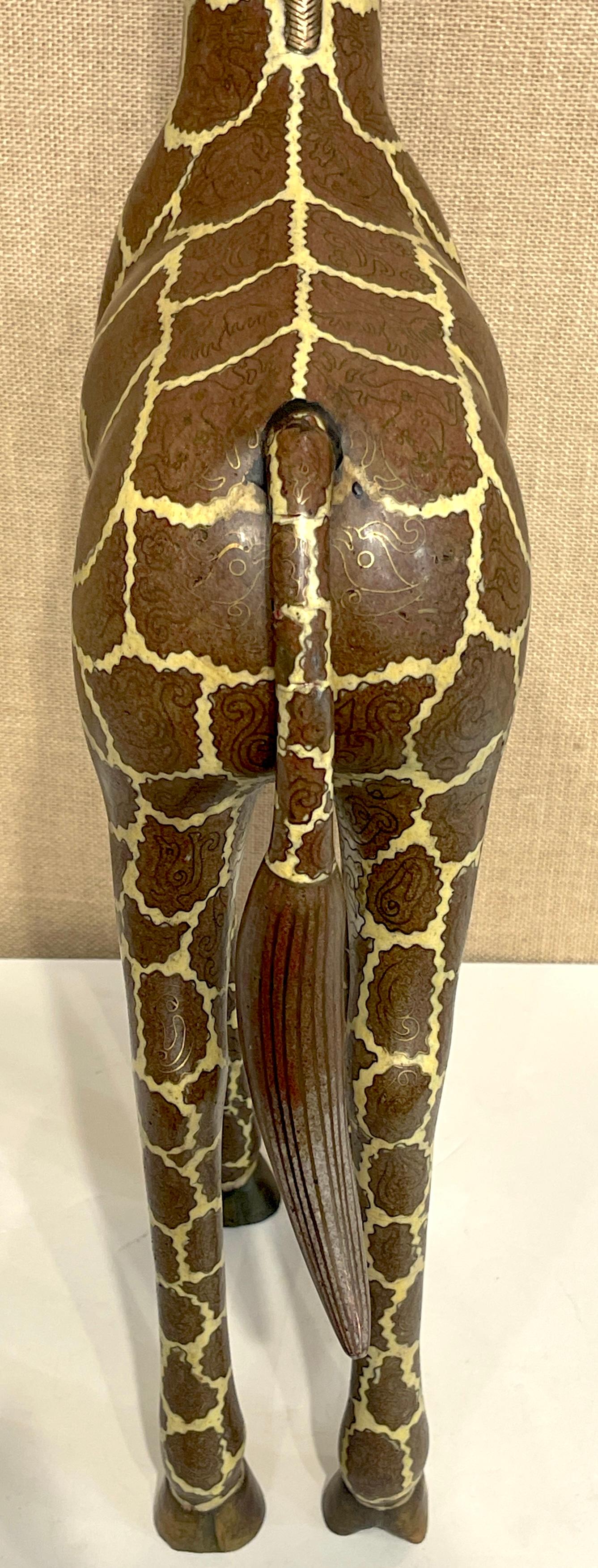 Sculpture chinoise cloisonnée représentant une girafe d'Afrique de l'Ouest debout 1