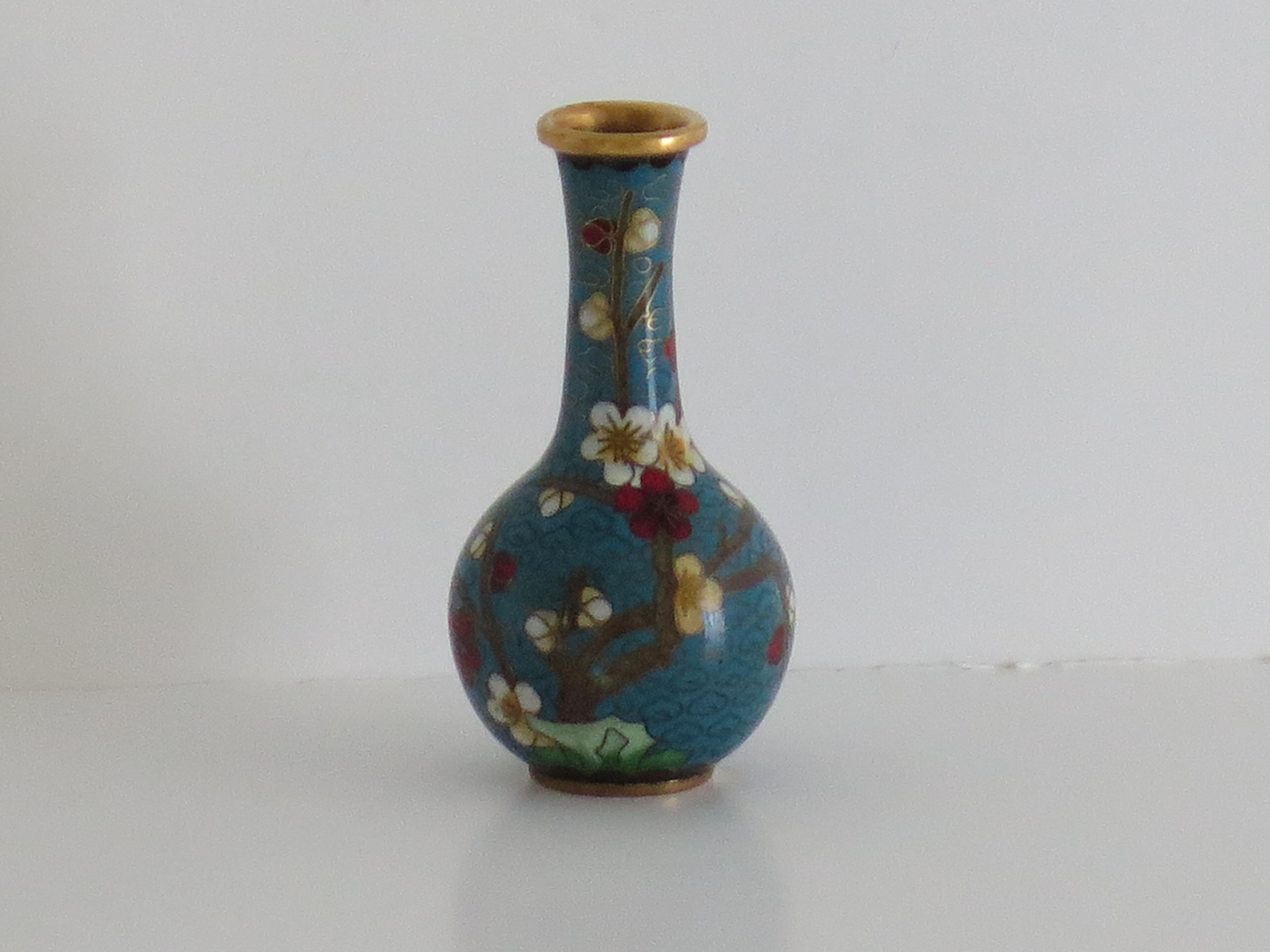 Petit vase cloisonné chinois avec fleurs et oiseau, Circa 1920 en vente 2