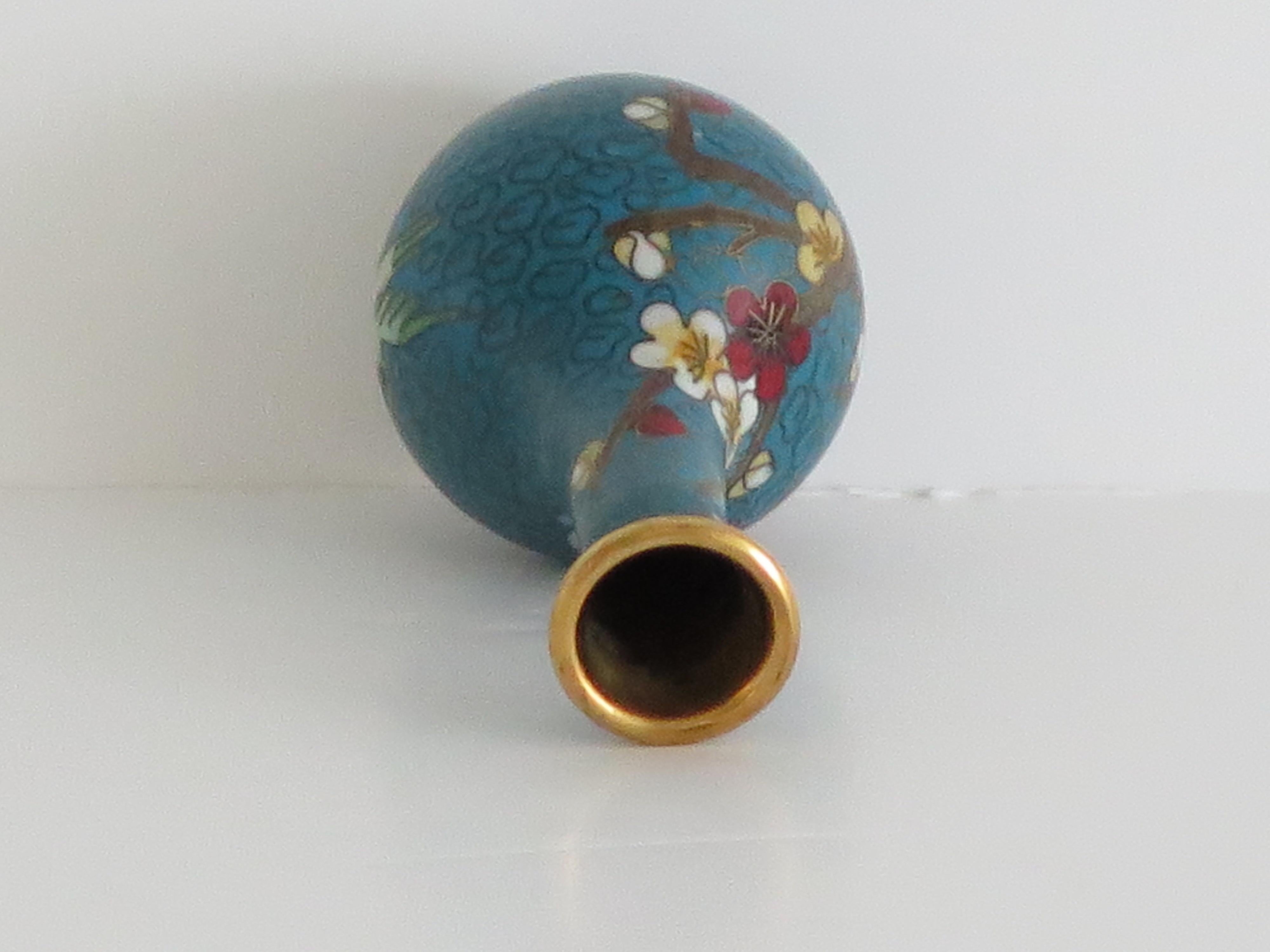 Petit vase cloisonné chinois avec fleurs et oiseau, Circa 1920 en vente 3