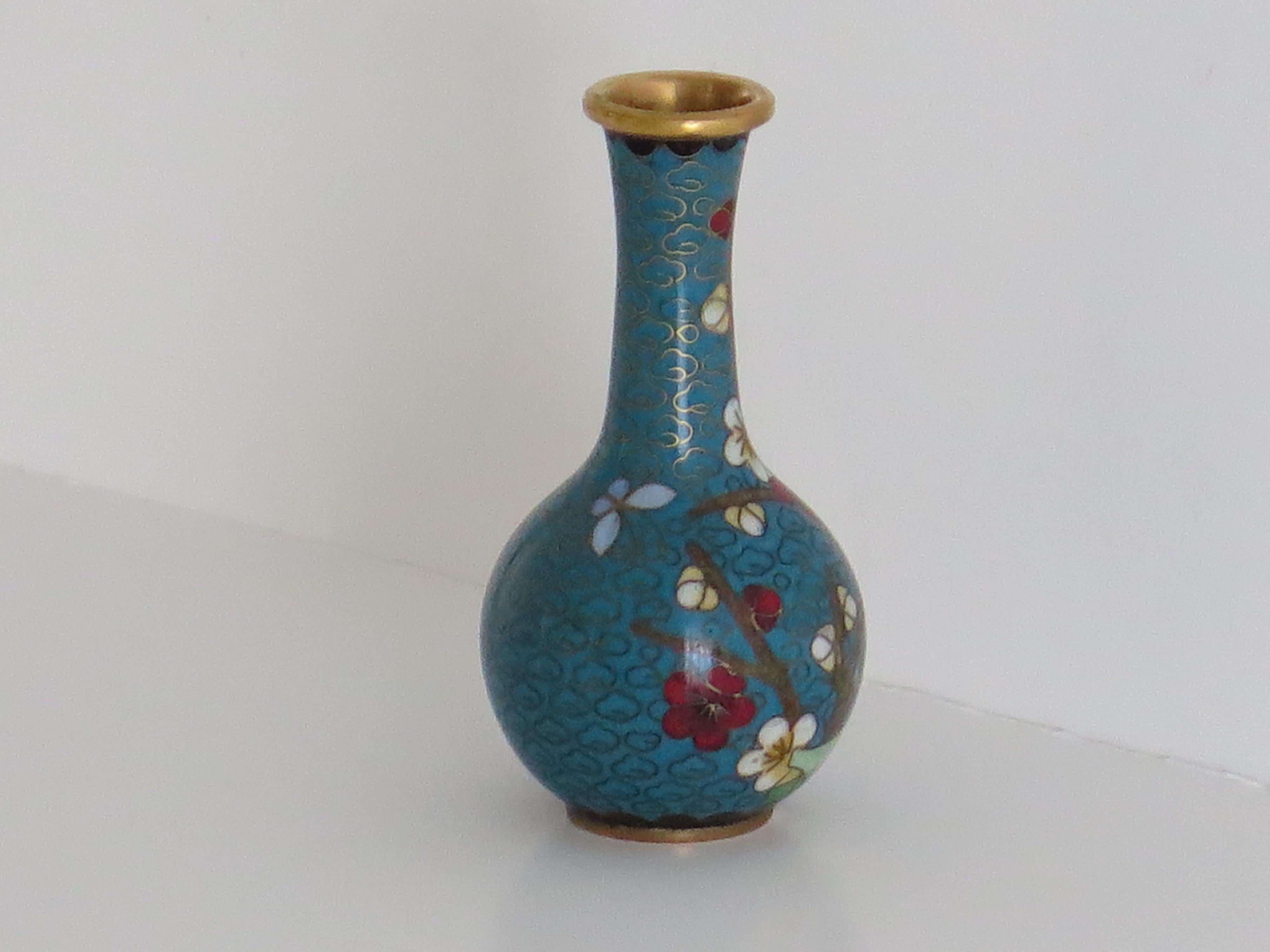Kleine chinesische Cloisonné-Vase mit Blumen und Vogel, CIRCA 1920 (Qing-Dynastie) im Angebot