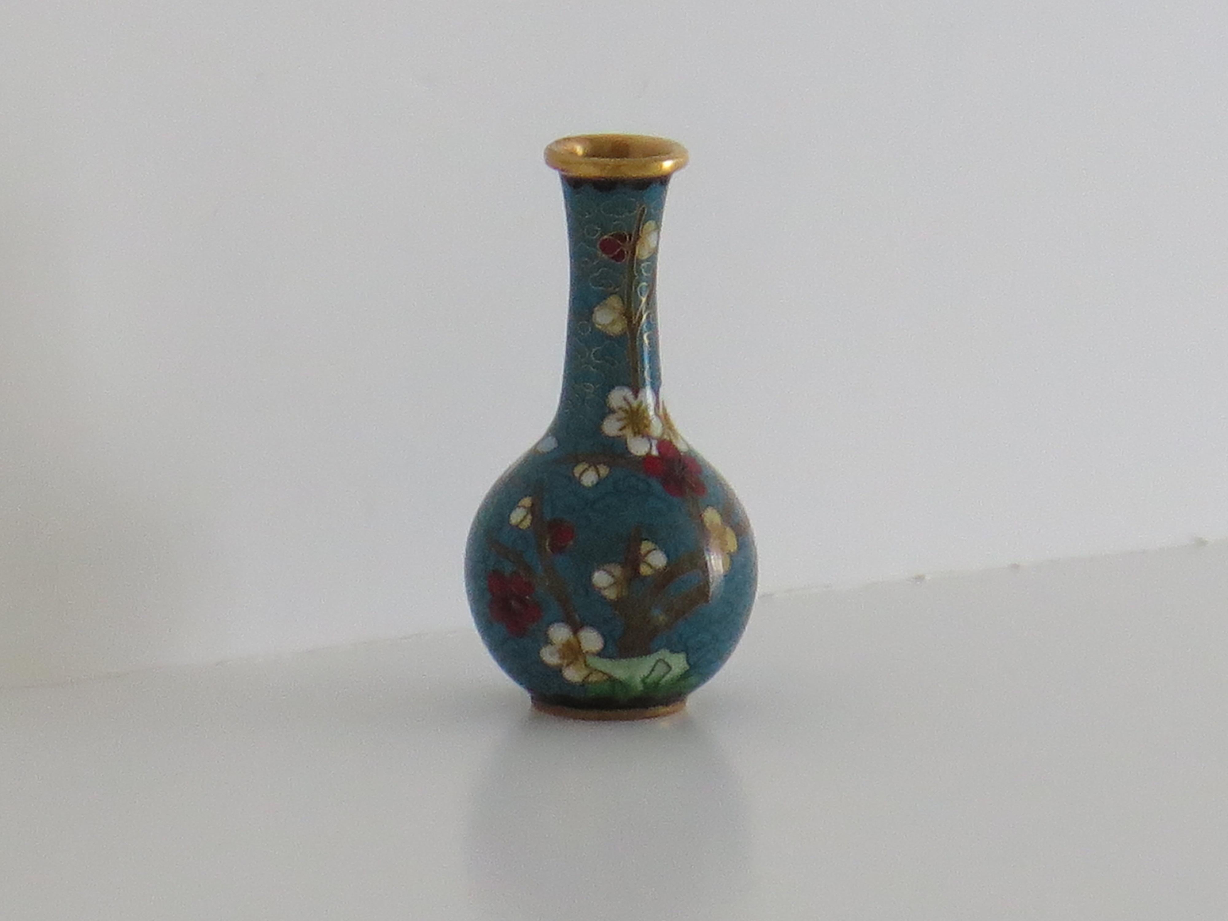 Kleine chinesische Cloisonné-Vase mit Blumen und Vogel, CIRCA 1920 (Chinesisch) im Angebot