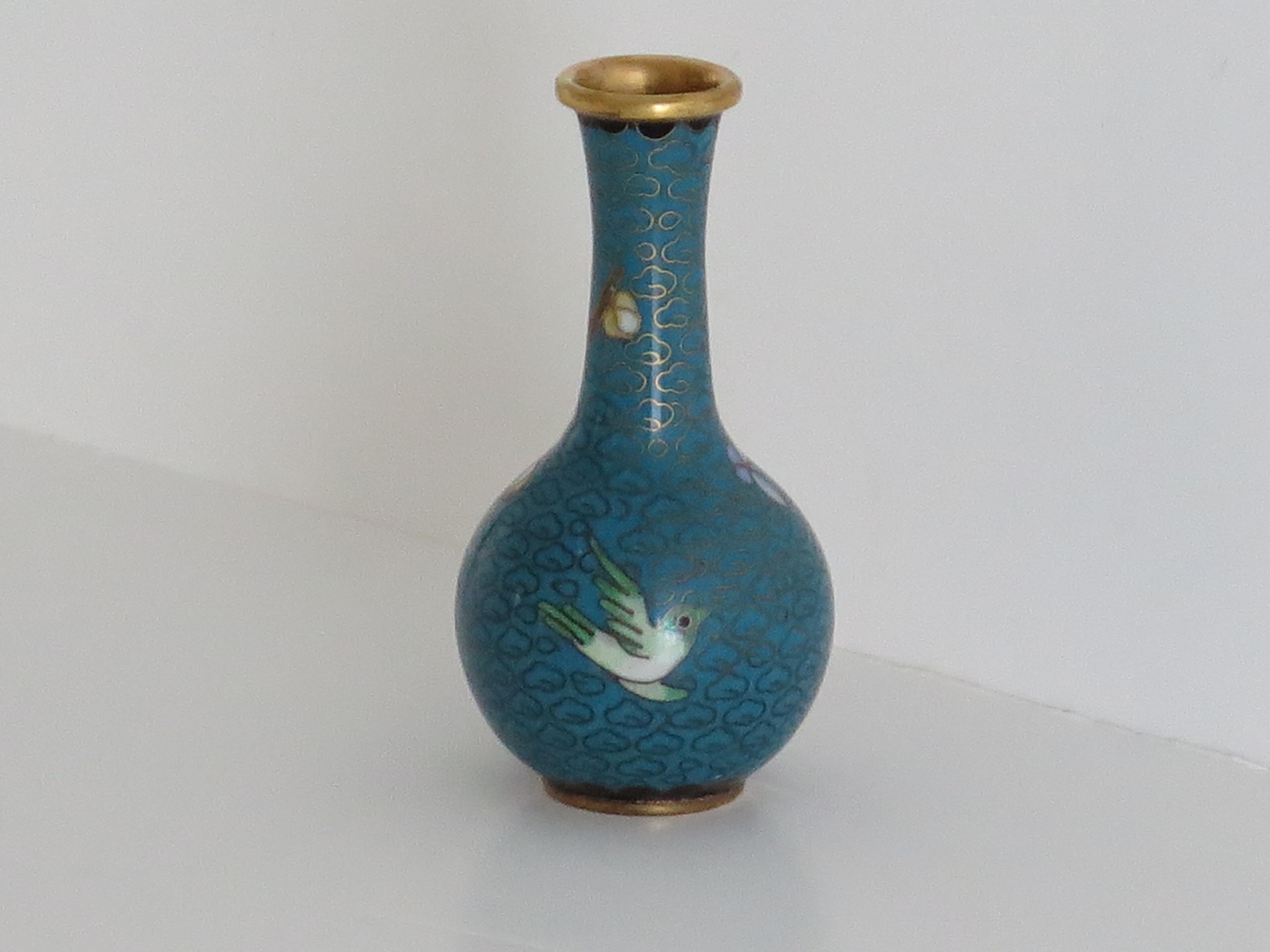Cloisonné Petit vase cloisonné chinois avec fleurs et oiseau, Circa 1920 en vente