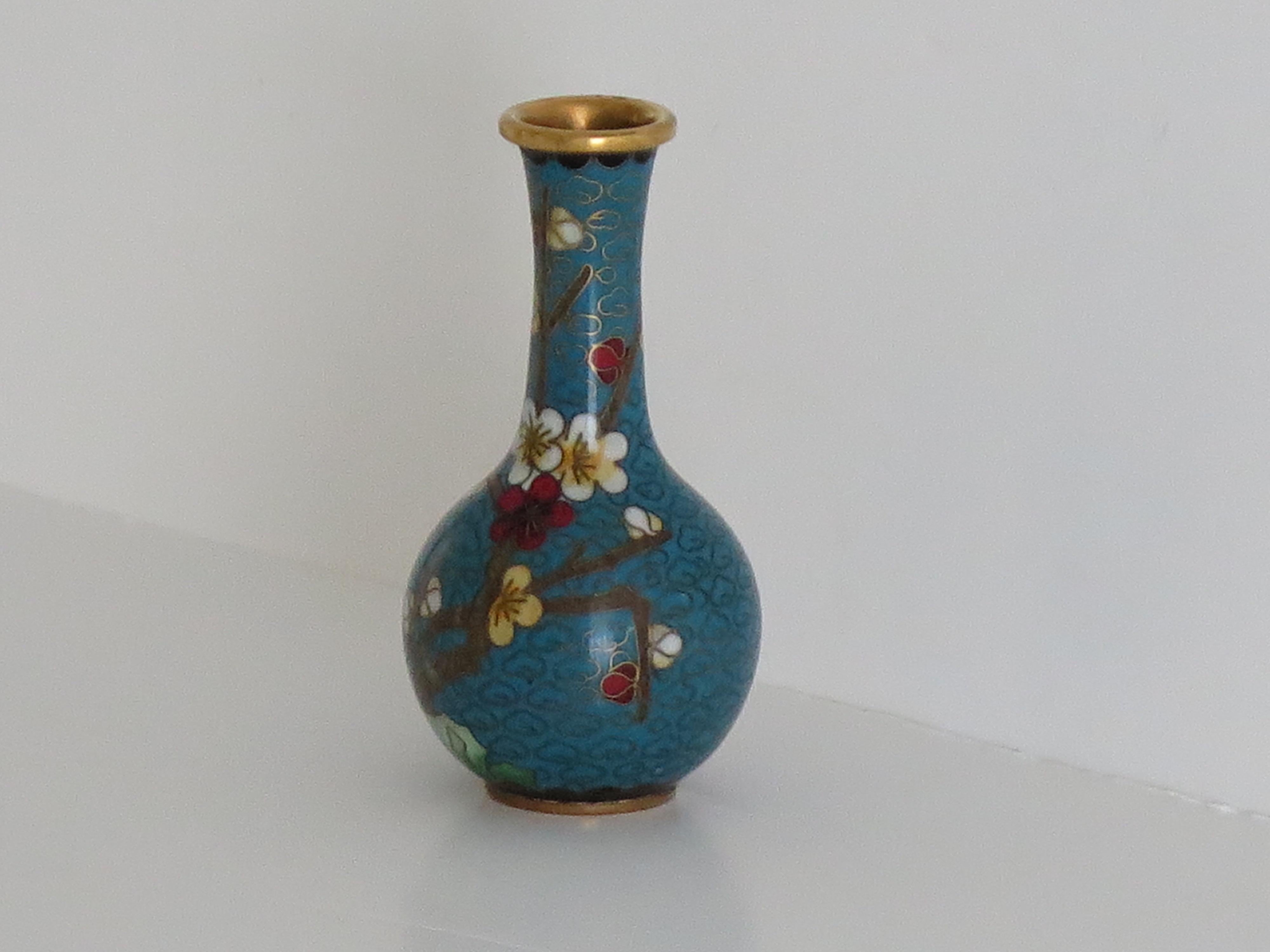Kleine chinesische Cloisonné-Vase mit Blumen und Vogel, CIRCA 1920 (20. Jahrhundert) im Angebot