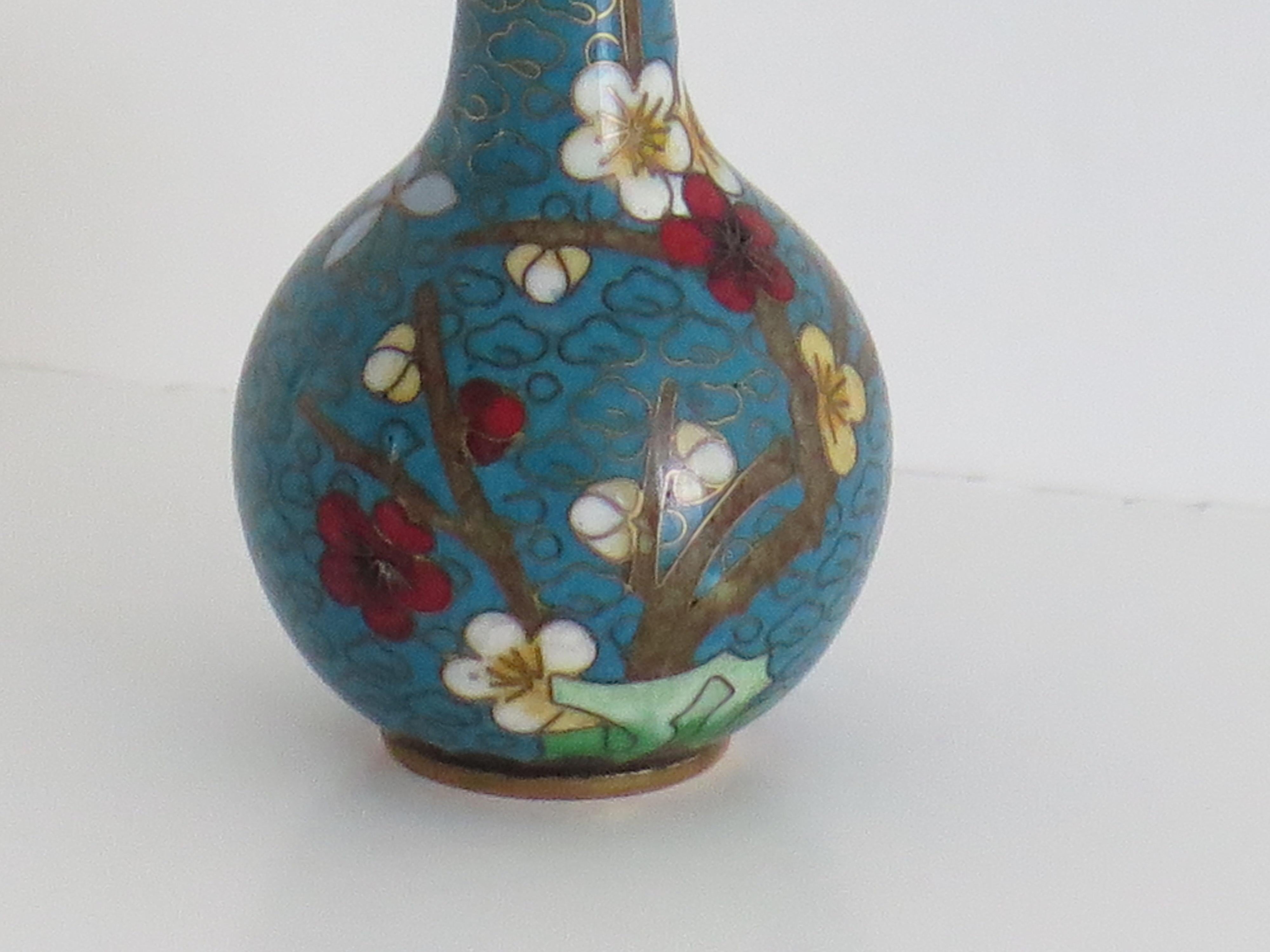 Kleine chinesische Cloisonné-Vase mit Blumen und Vogel, CIRCA 1920 (Keramik) im Angebot