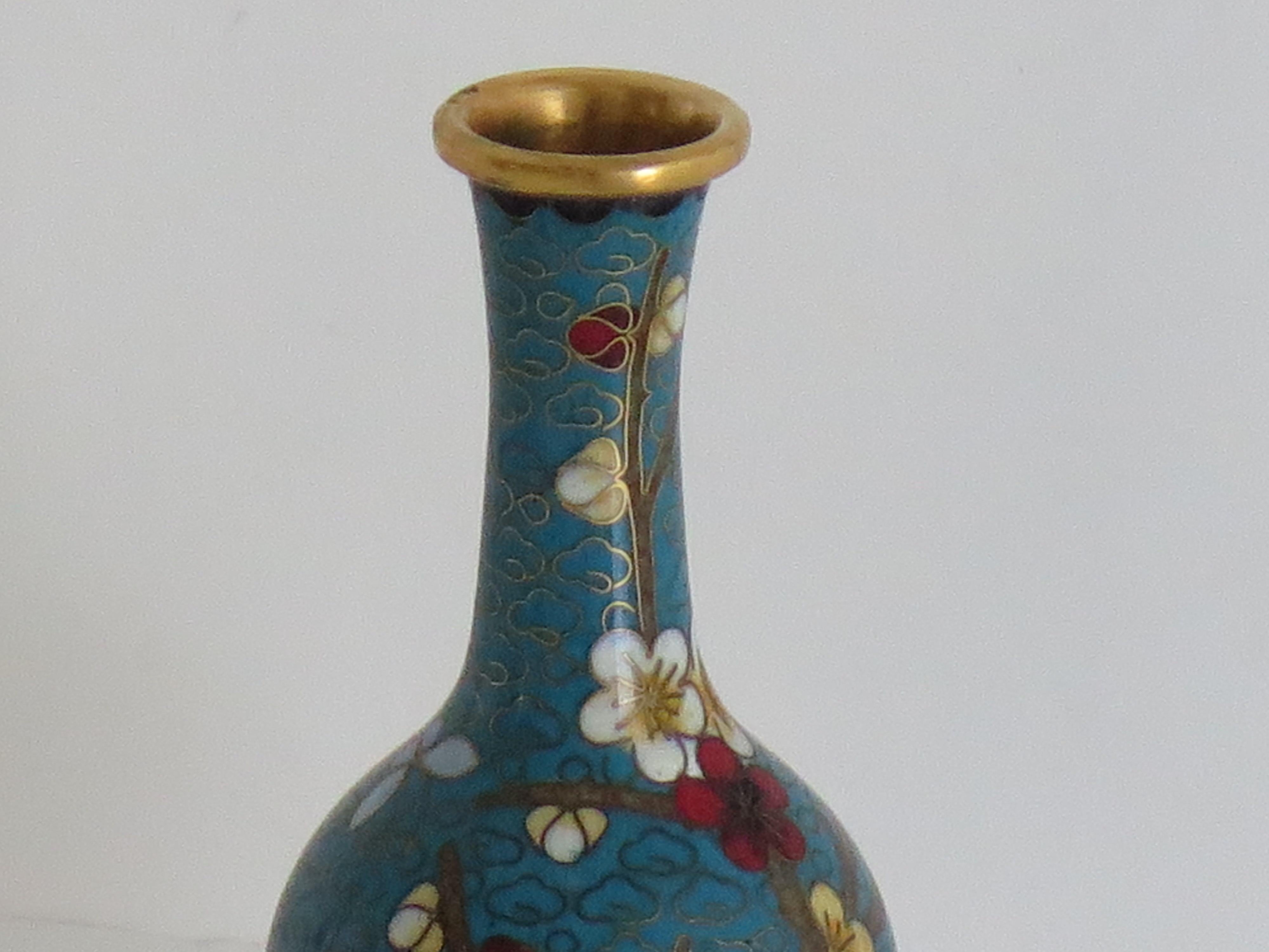 Kleine chinesische Cloisonné-Vase mit Blumen und Vogel, CIRCA 1920 im Angebot 1