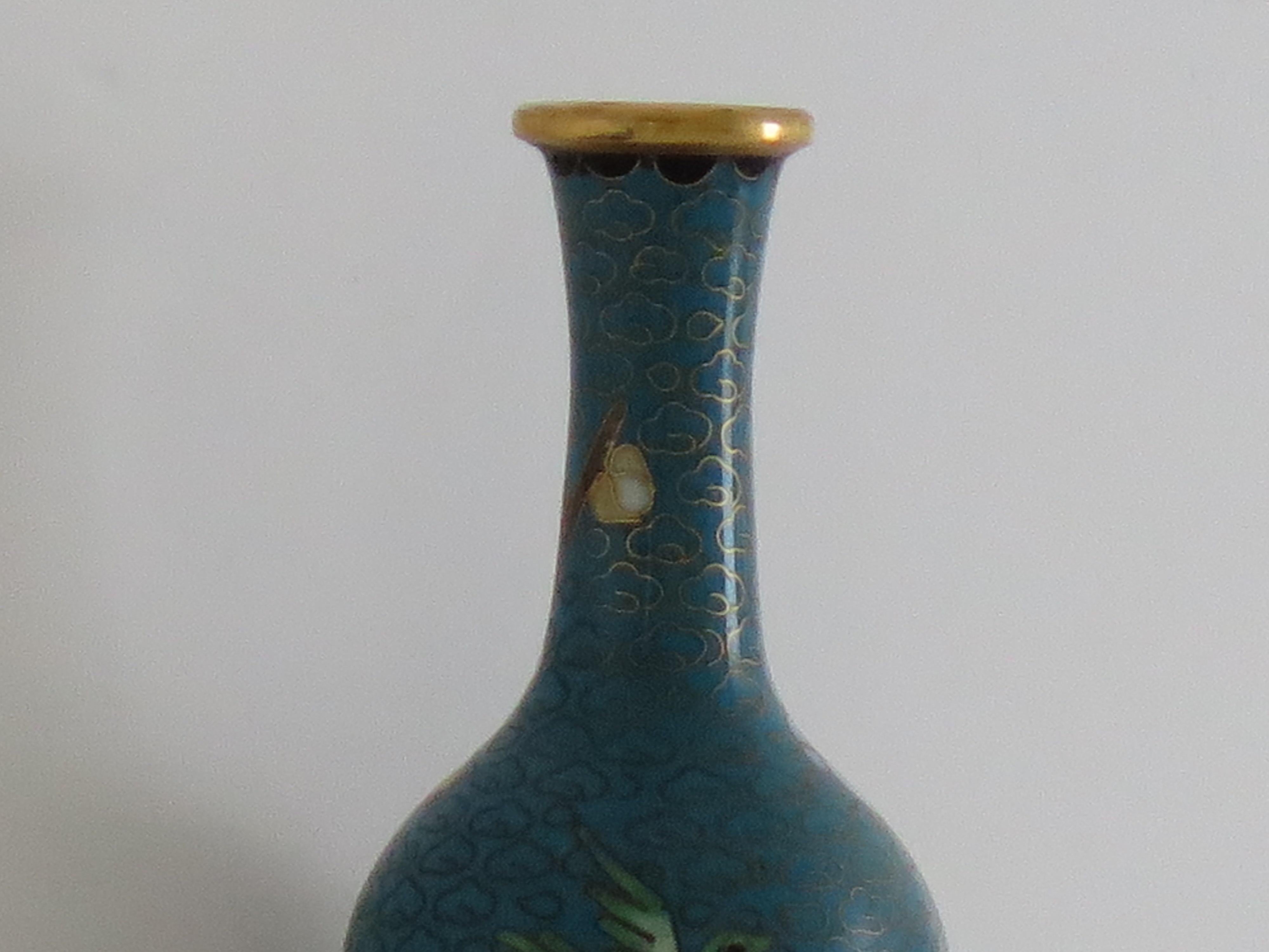 Kleine chinesische Cloisonné-Vase mit Blumen und Vogel, CIRCA 1920 im Angebot 2