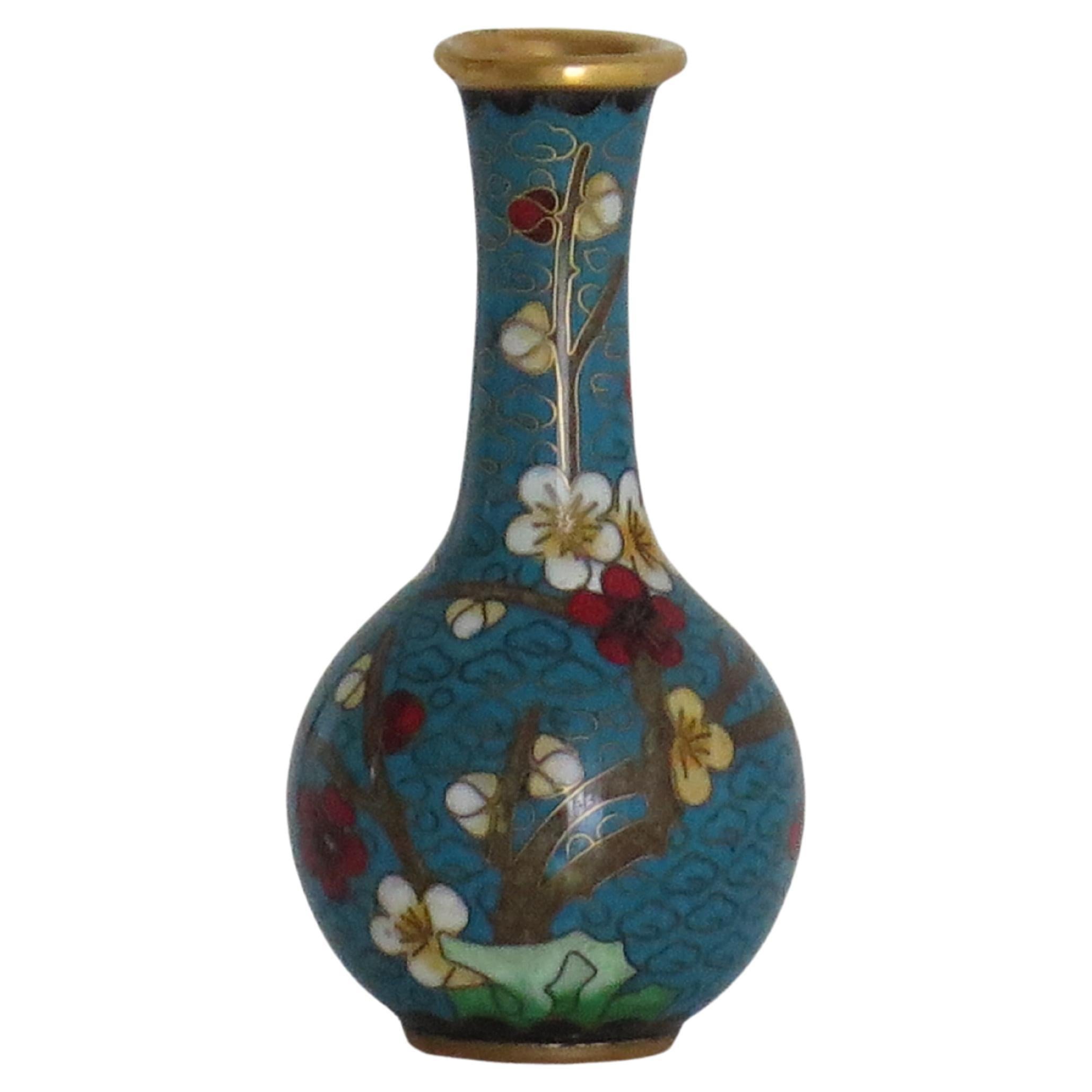 Kleine chinesische Cloisonné-Vase mit Blumen und Vogel, CIRCA 1920 im Angebot