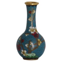 Kleine chinesische Cloisonné-Vase mit Blumen und Vogel, CIRCA 1920