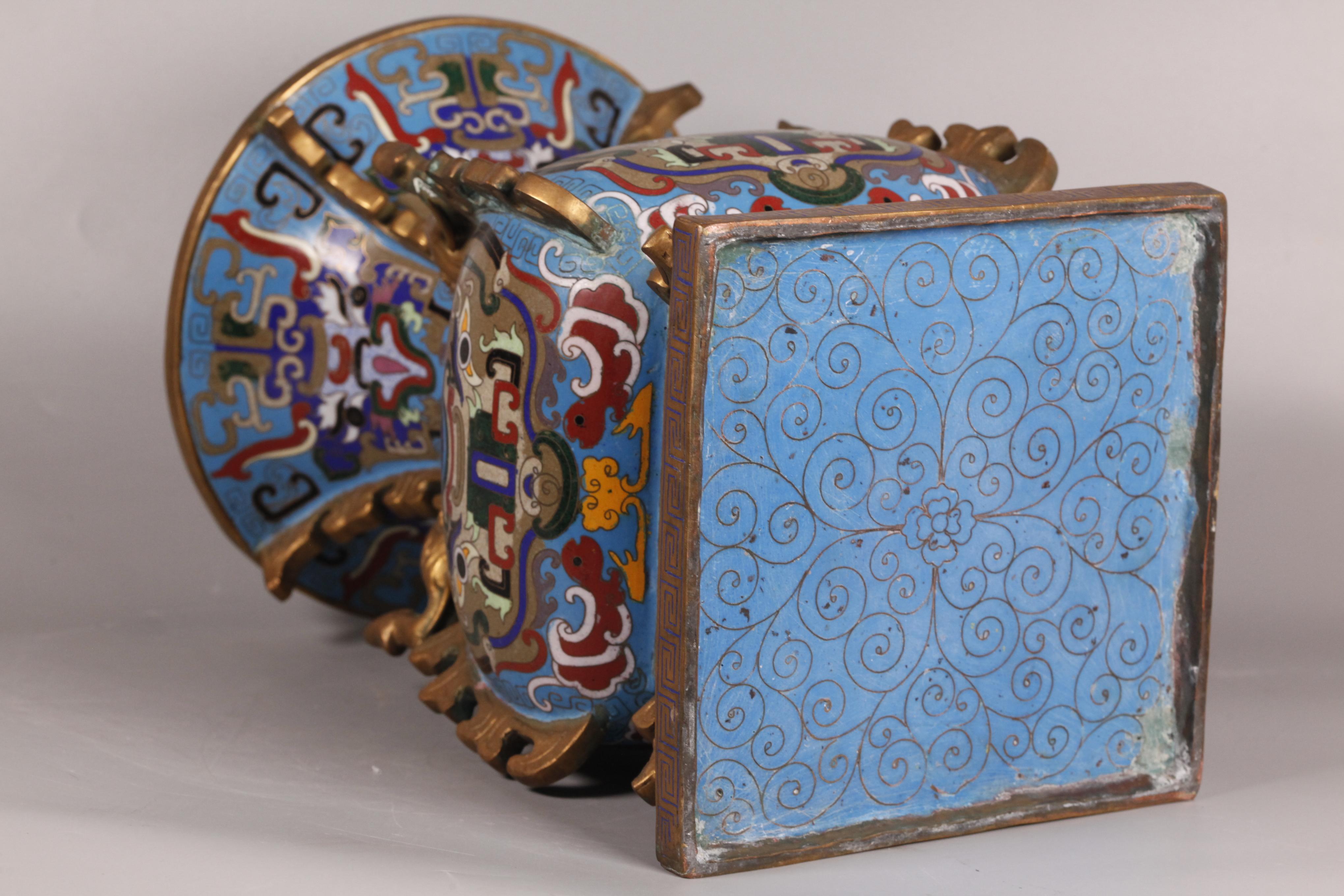 Cloisonné Vaso cinese cloisonné di forma quadrata in vendita
