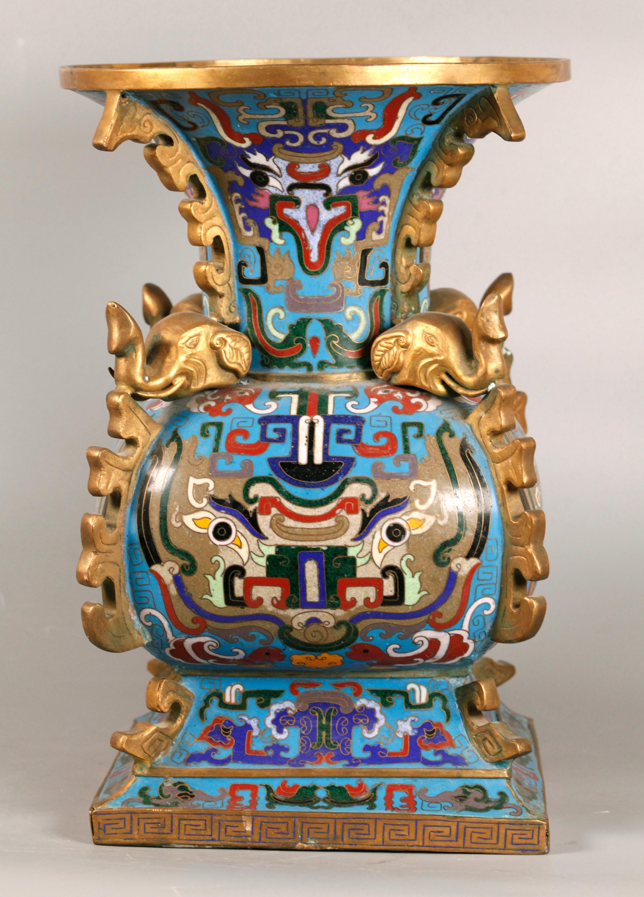 Vaso cinese cloisonné di forma quadrata In condizioni buone in vendita a New York, NY