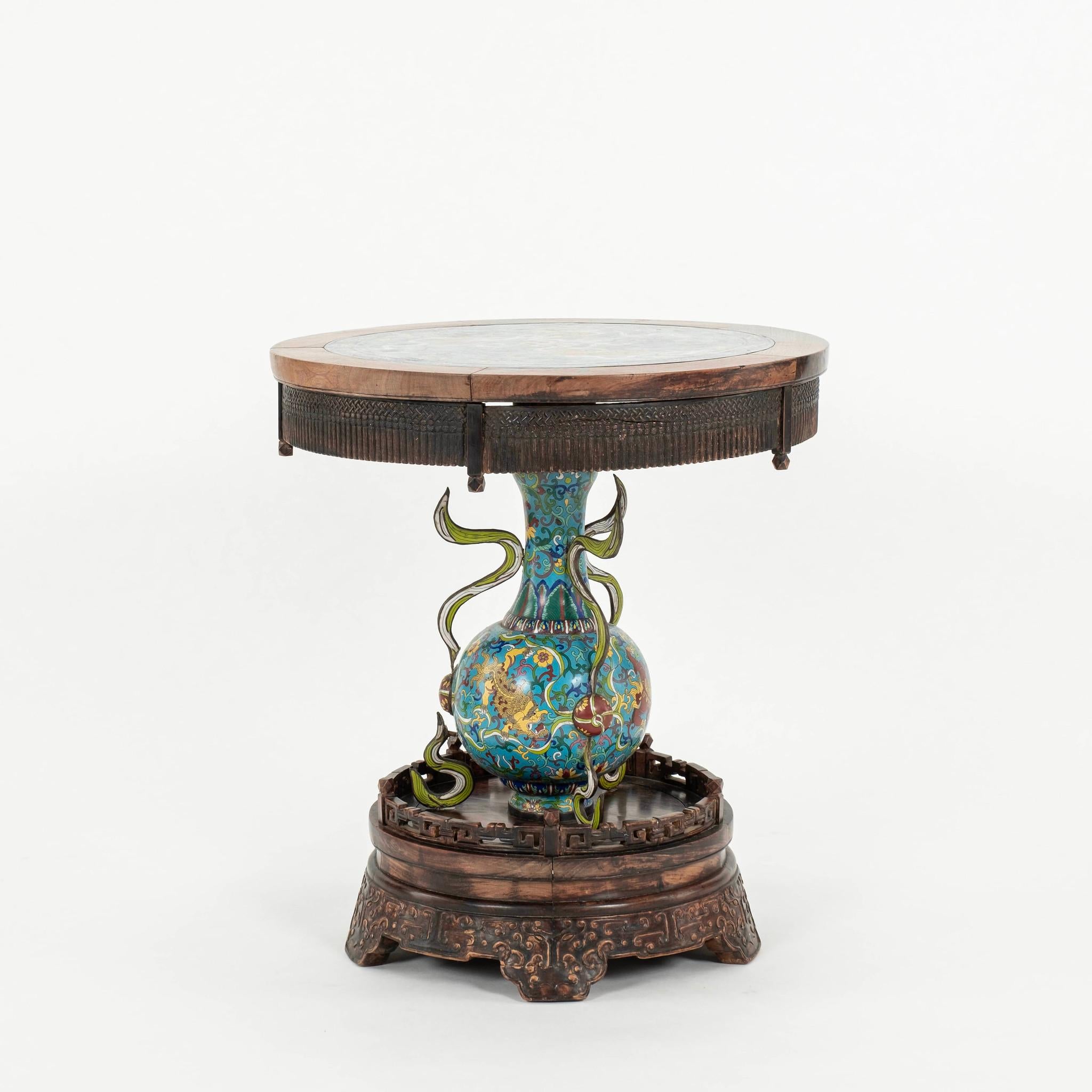 Table cloisonnée chinoise du XIXe siècle, avec base et plateau en bois sculpté à la main. 