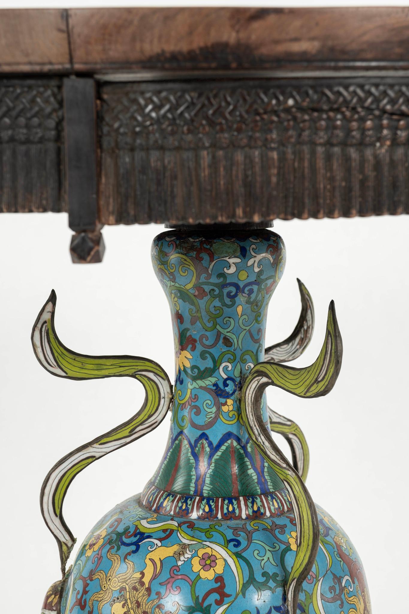 Sculpté à la main Table cloisonnée chinoise en vente