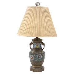 Urne chinoise cloisonnée à deux poignées montée comme lampe