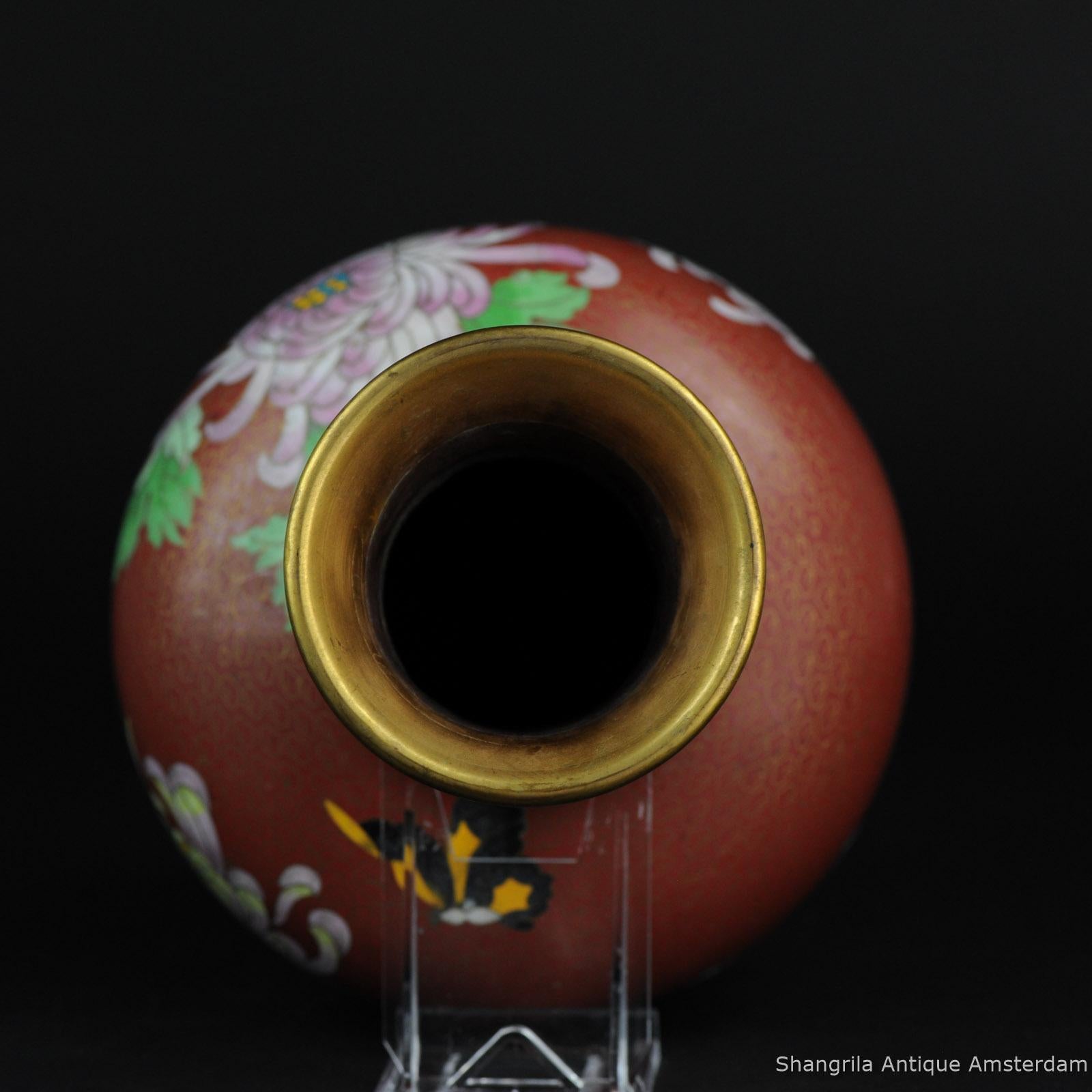 Qing Vaso cinese in cloisonne Repubblica delle farfalle in bronzo o rame, XX secolo in vendita