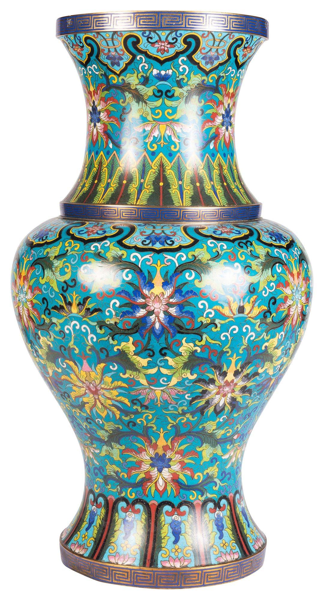 Un vase / lampe cloisonné chinois du 19ème siècle de très bonne qualité. Il présente de magnifiques couleurs vives, des motifs classiques et des décorations florales.
Nous pouvons transformer le vase en lampe.


Lot 74. 62166. UNKZZ