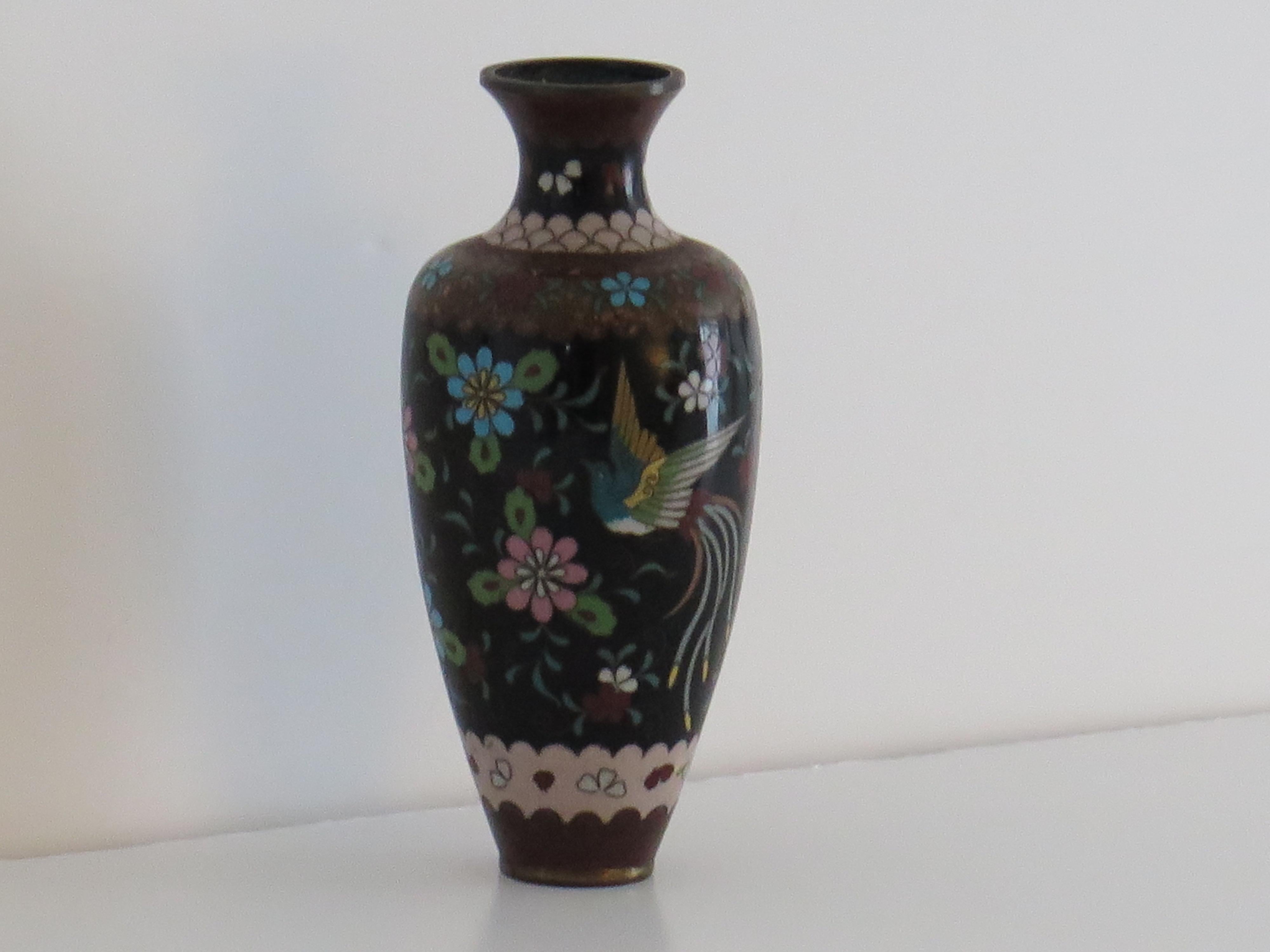 Chinesische Cloisonné-Vase auf Bronze mit Phönixen,  Qing-Dynastie des 19. Jahrhunderts  (Keramik) im Angebot