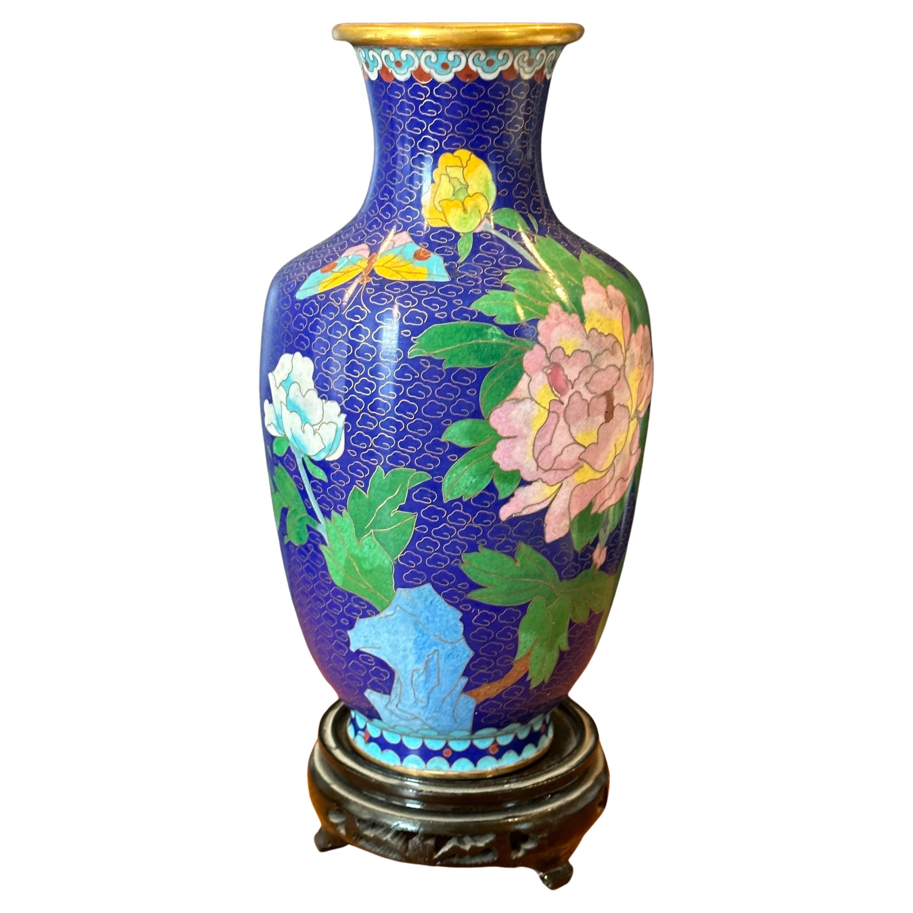 Vase chinois en cloisonné sur Stand avec motif floral en vente 3