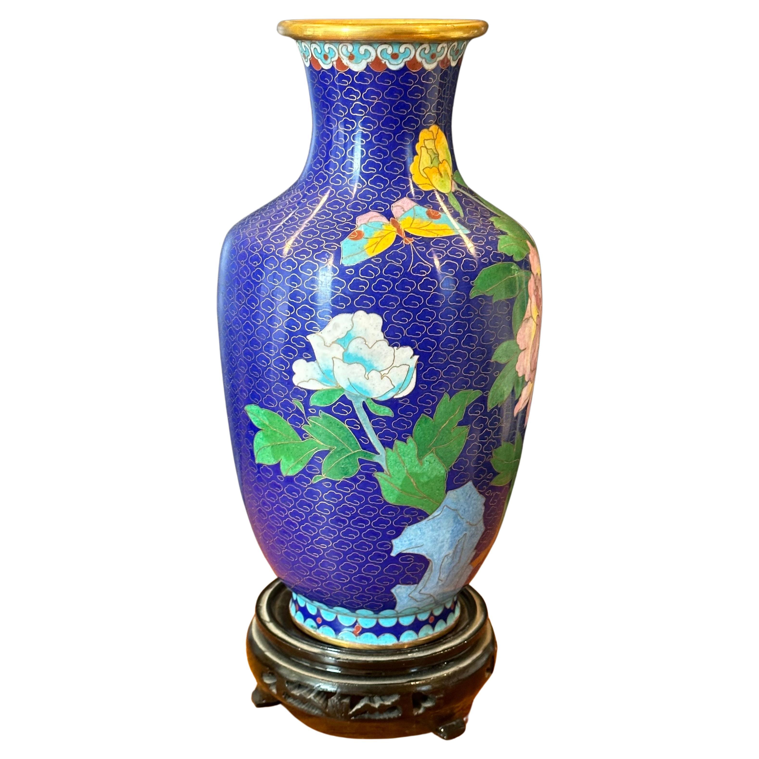 A nice Chinese cloisonne vase on stand with floral motif, circa 1970s. The vase is in very good condition with no dings or dents and measure 5.75
