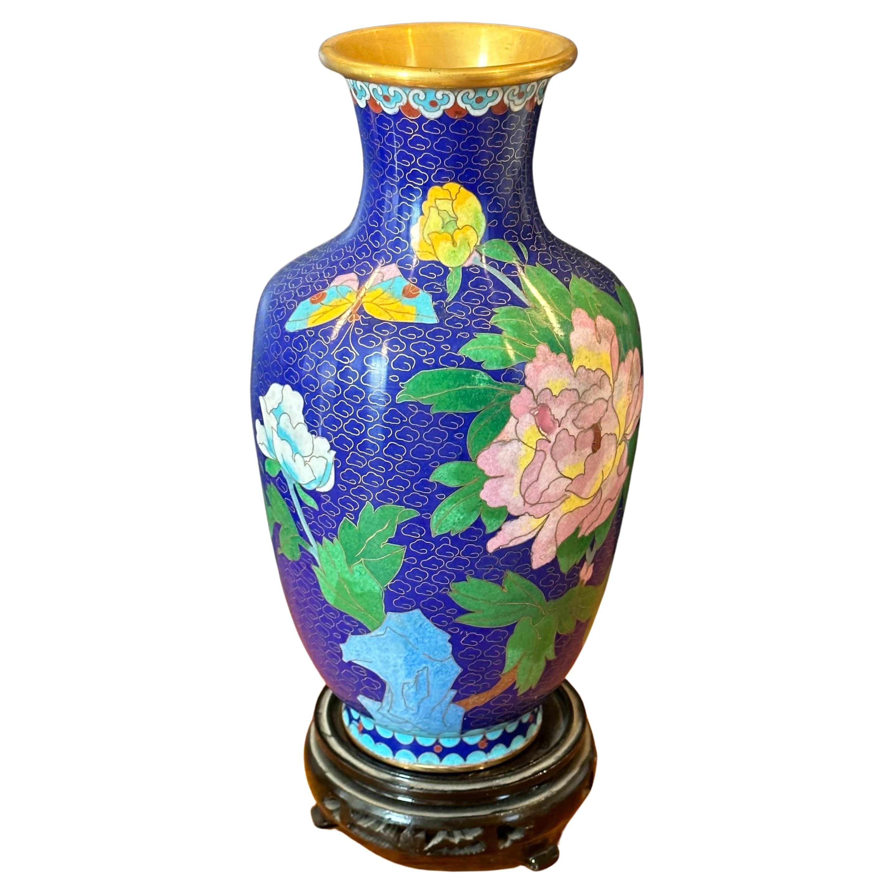 Exportation chinoise Vase chinois en cloisonné sur Stand avec motif floral en vente