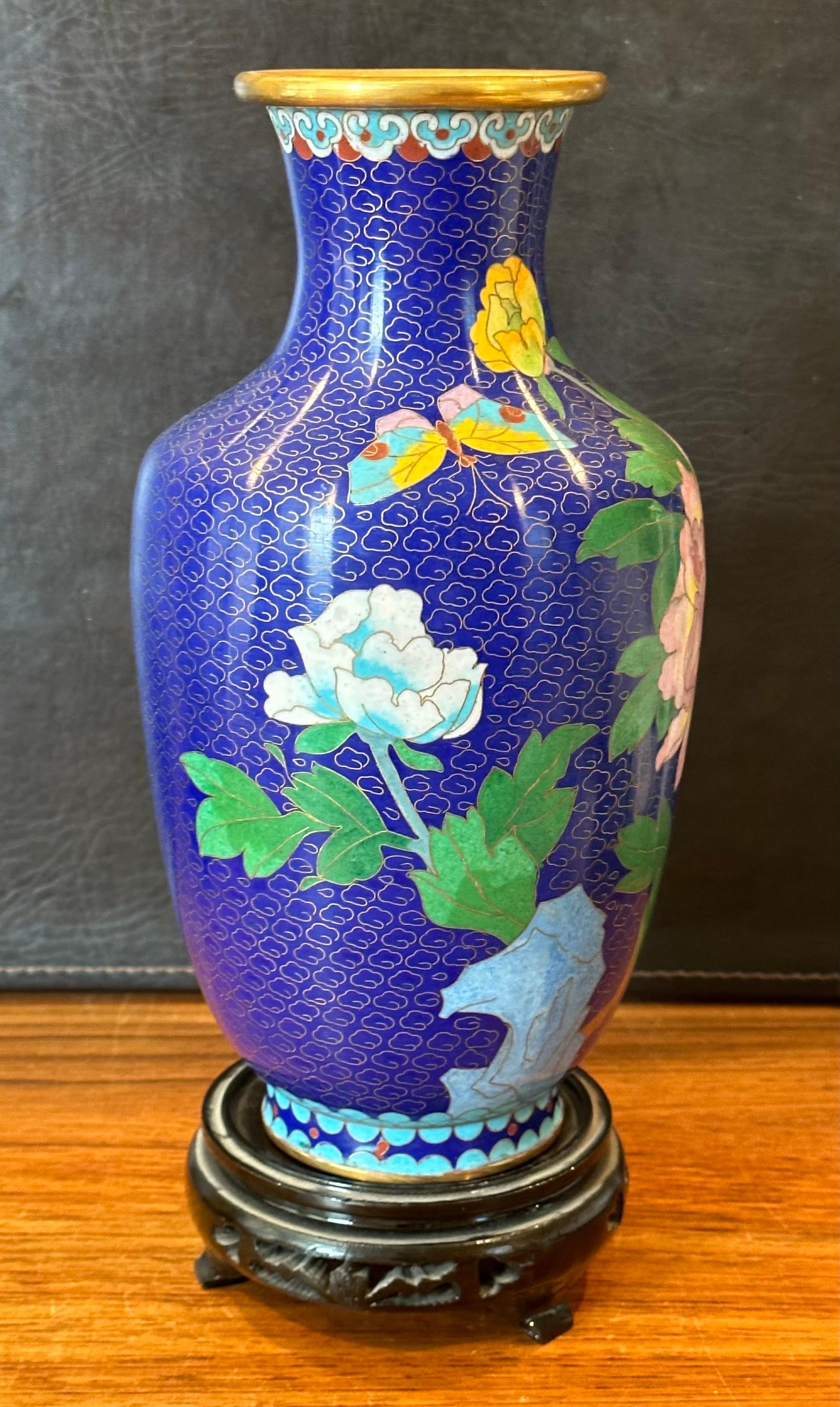 Chinois Vase chinois en cloisonné sur Stand avec motif floral en vente