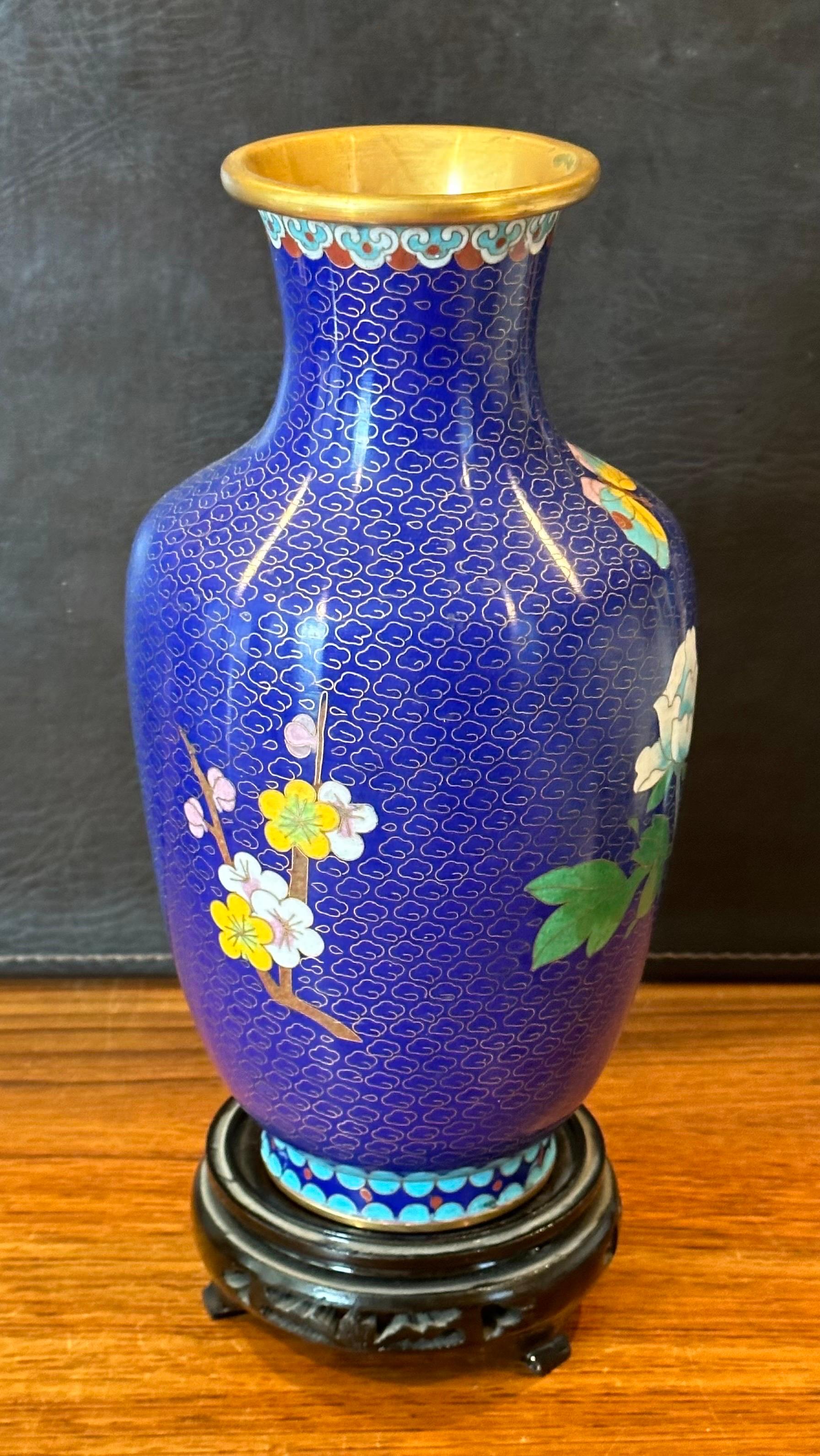 Chinese Cloisonne Vase on Stand with Floral Motif In Good Condition For Sale In San Diego, CA