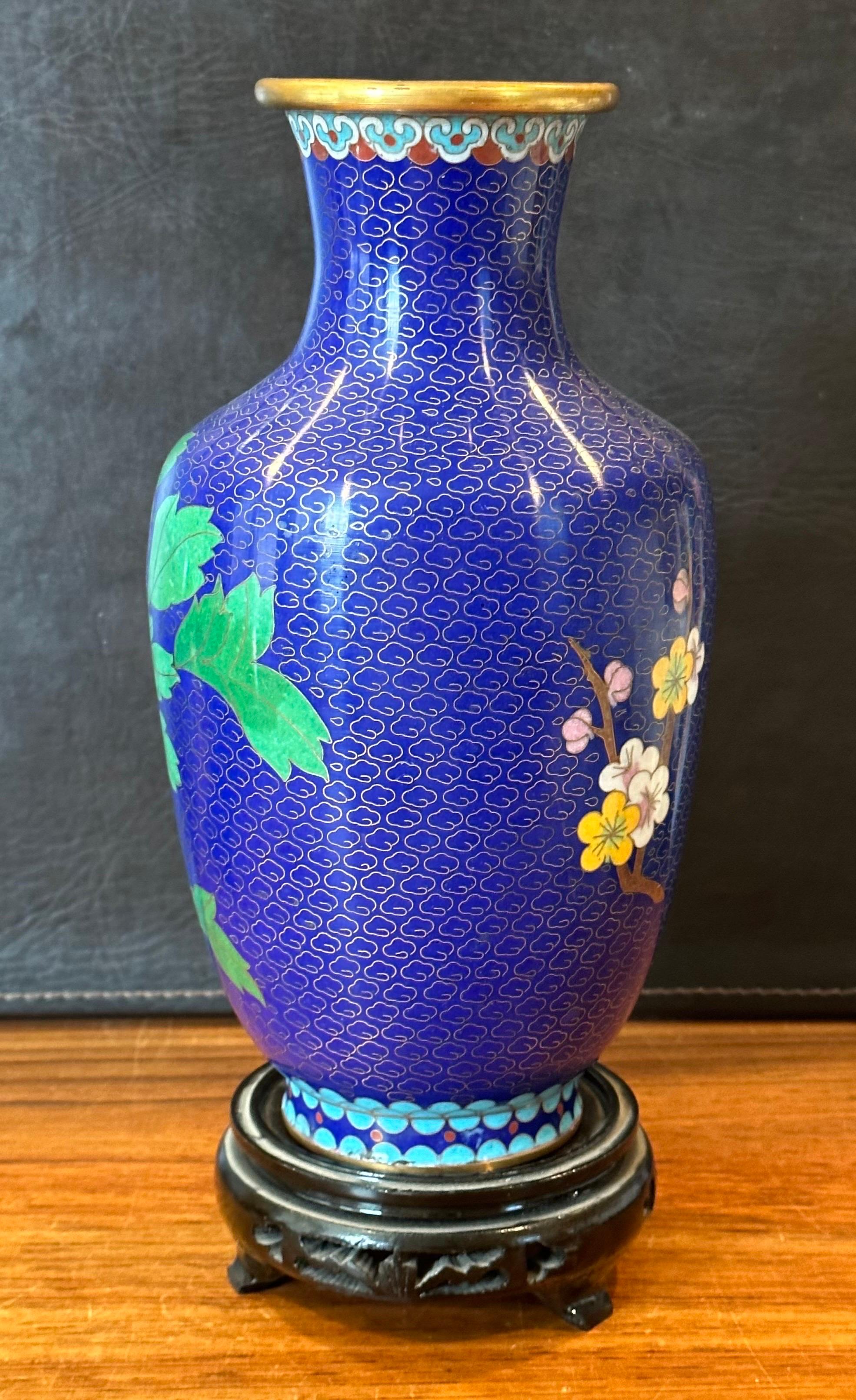 Vase chinois en cloisonné sur Stand avec motif floral Bon état - En vente à San Diego, CA