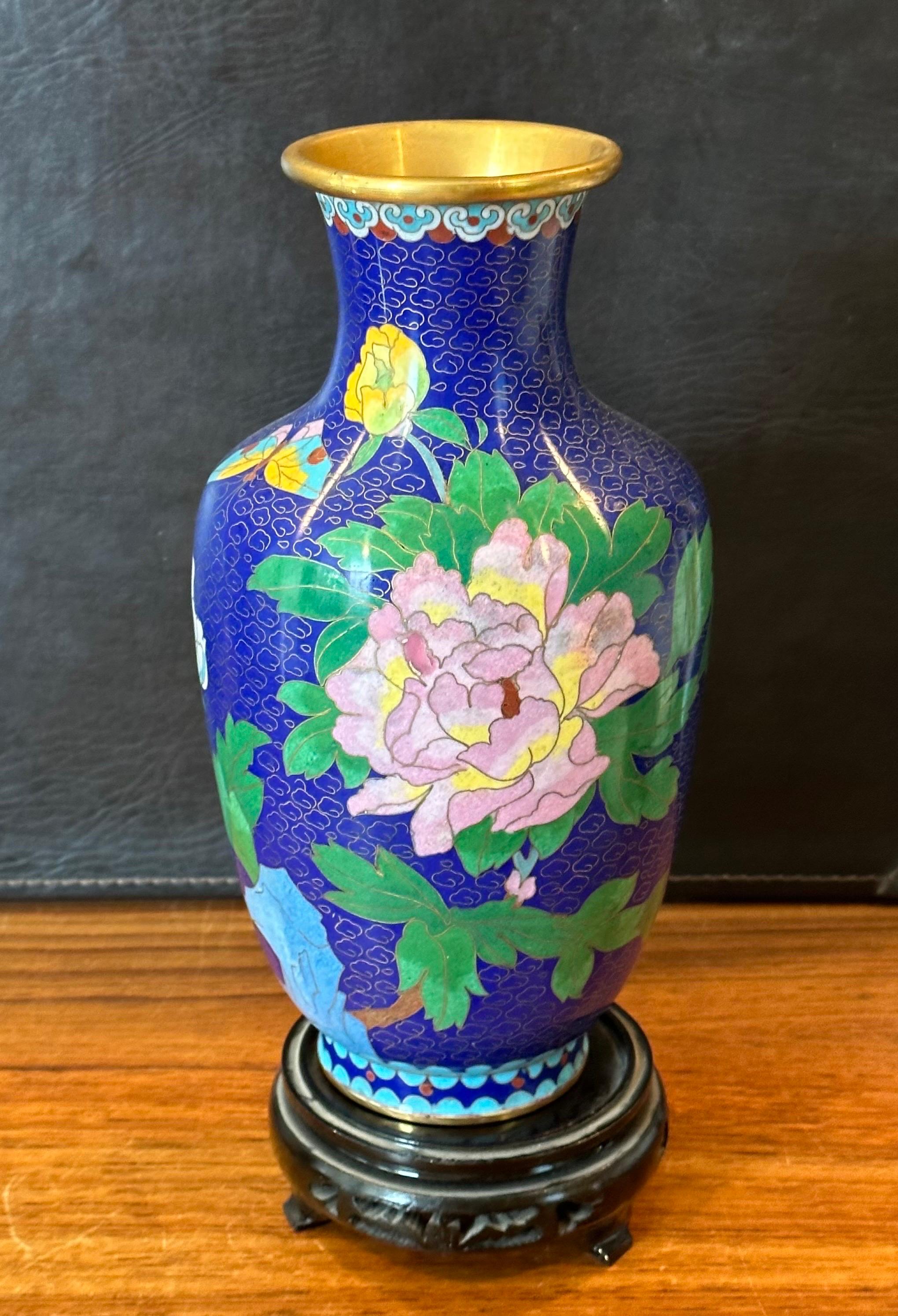 Laiton Vase chinois en cloisonné sur Stand avec motif floral en vente