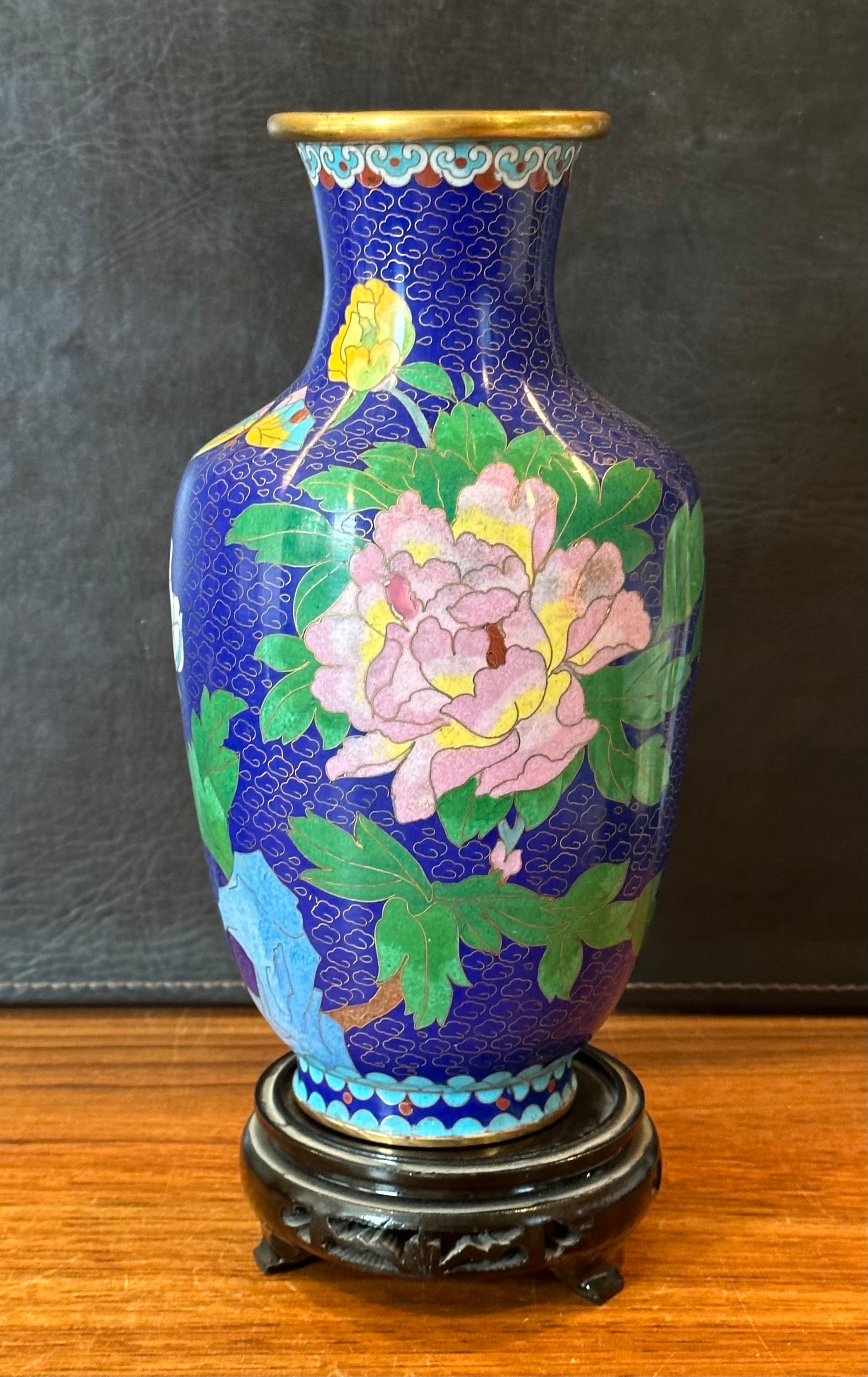 Vase chinois en cloisonné sur Stand avec motif floral en vente 1