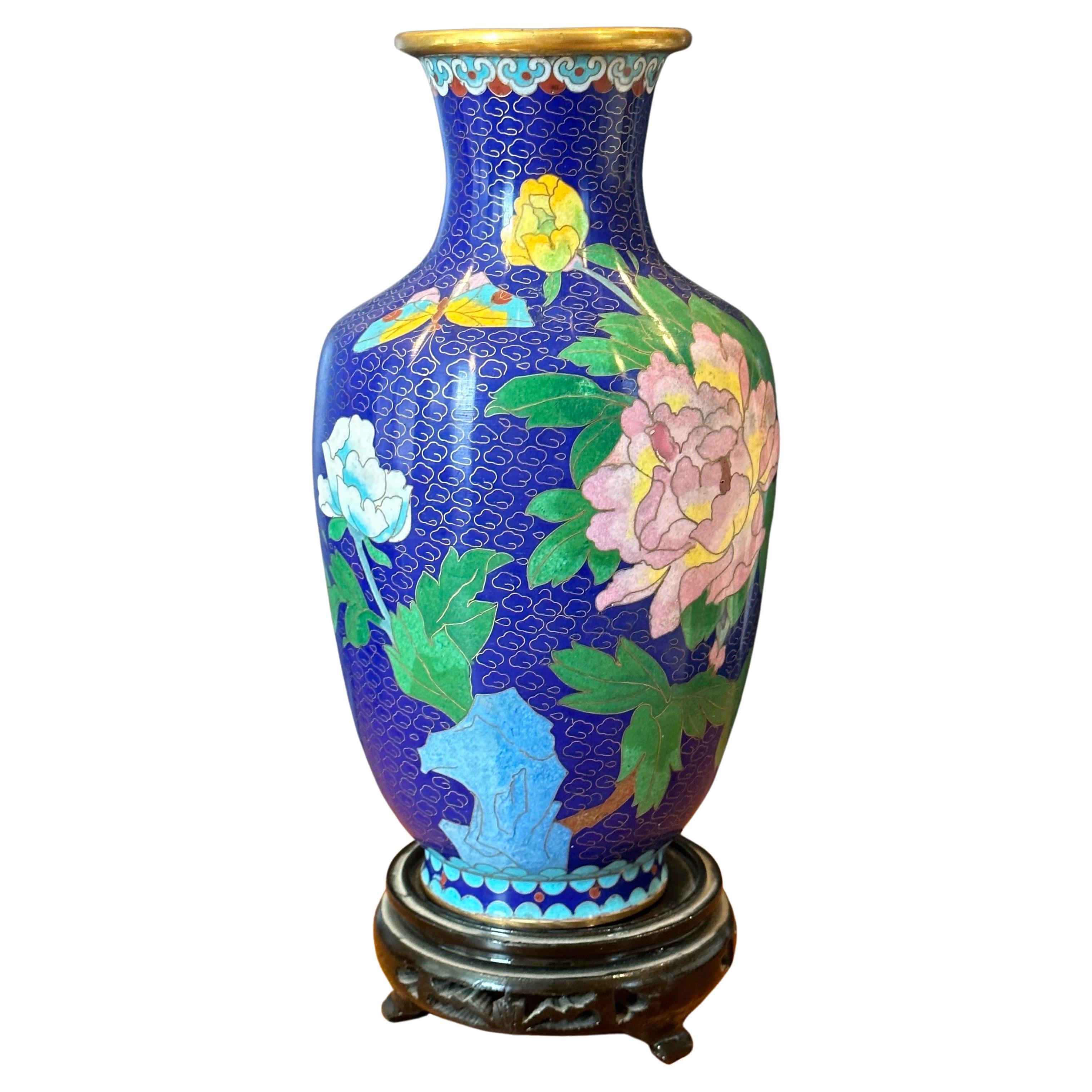 Chinesische Cloisonné-Vase auf Stand mit Blumenmotiv