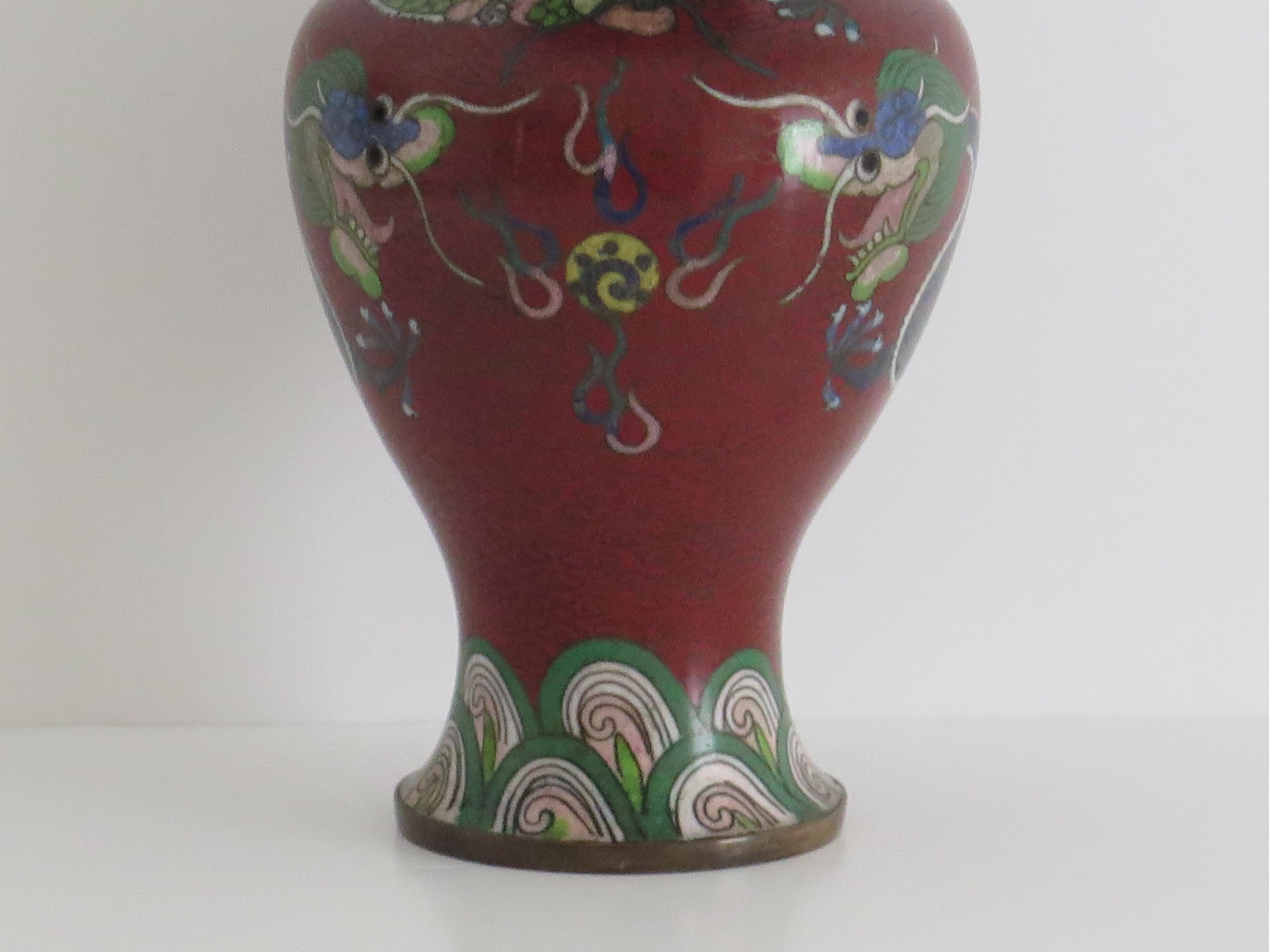 Qing Vase cloisonné chinois avec trois dragons poursuivant une perle flamboyante, vers 1920  en vente