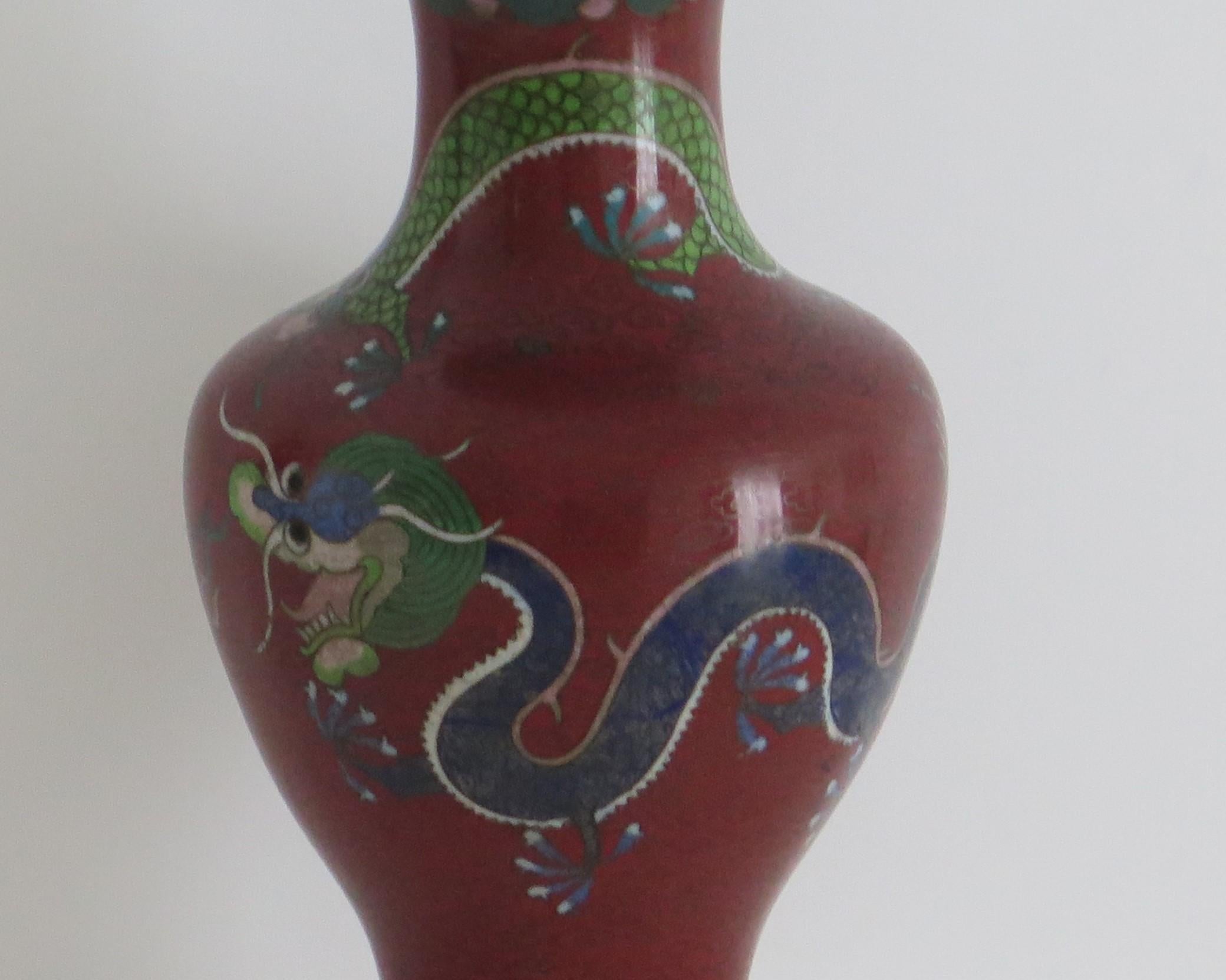 Chinois Vase cloisonné chinois avec trois dragons poursuivant une perle flamboyante, vers 1920  en vente