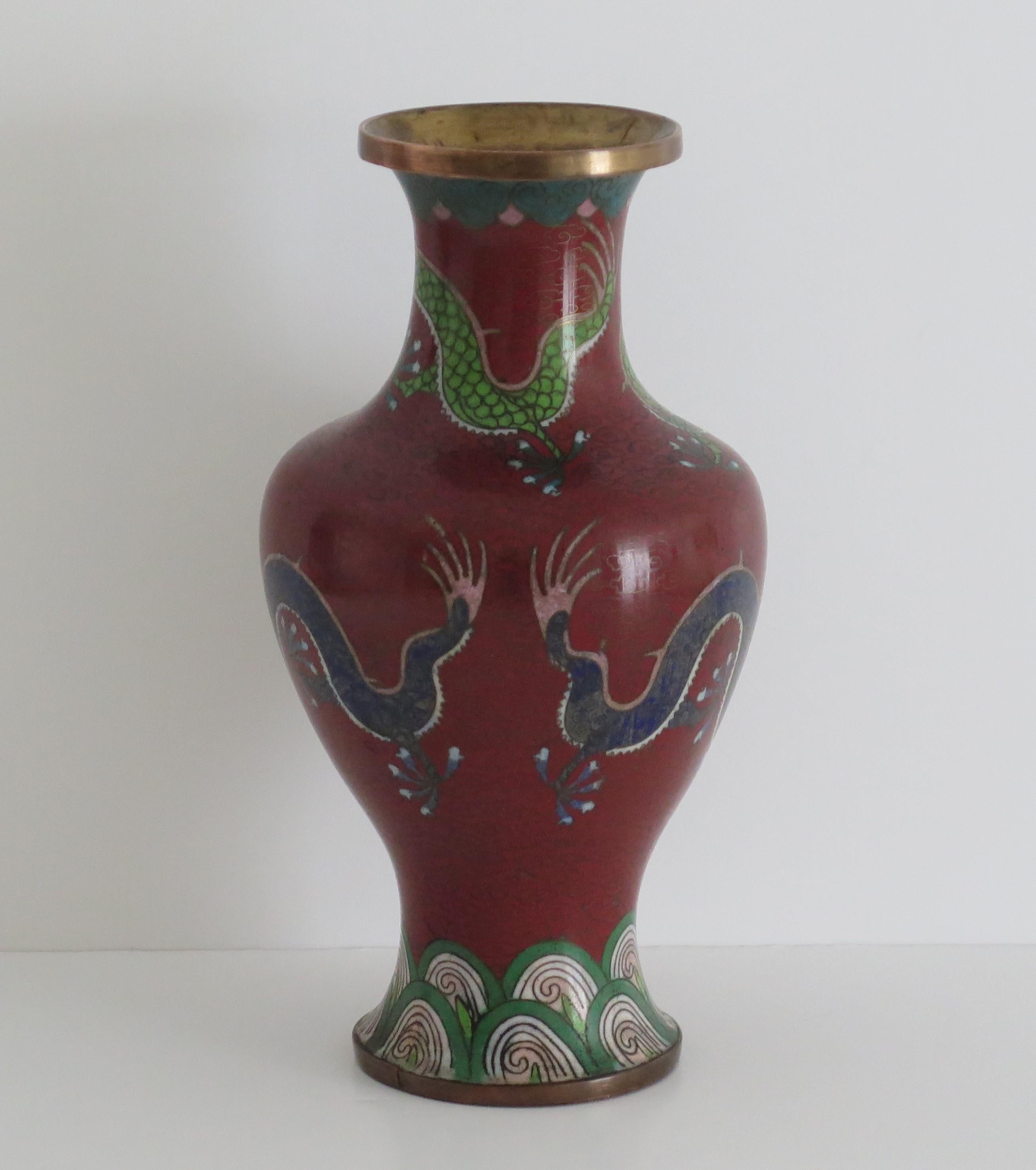 Cloisonné Vase cloisonné chinois avec trois dragons poursuivant une perle flamboyante, vers 1920  en vente