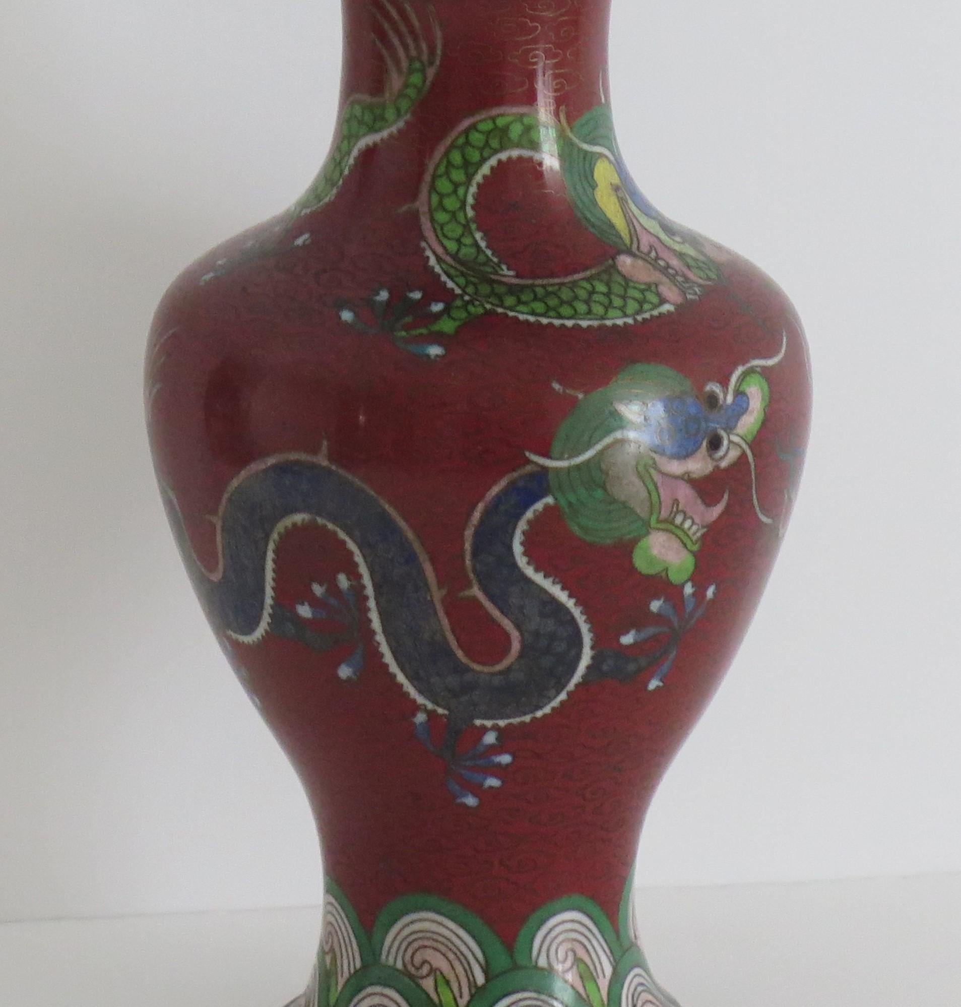 Vase cloisonné chinois avec trois dragons poursuivant une perle flamboyante, vers 1920  Bon état - En vente à Lincoln, Lincolnshire