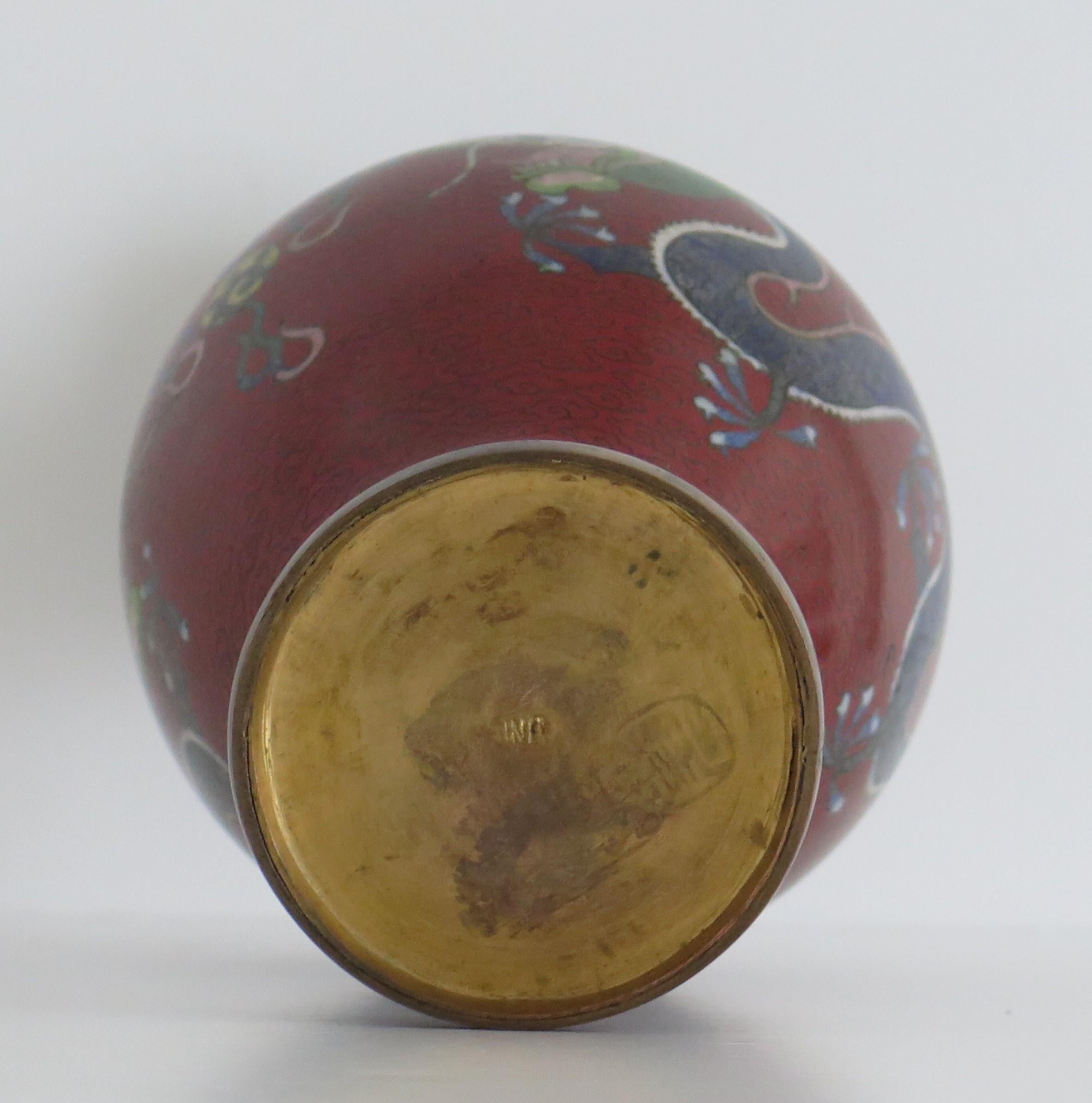Céramique Vase cloisonné chinois avec trois dragons poursuivant une perle flamboyante, vers 1920  en vente
