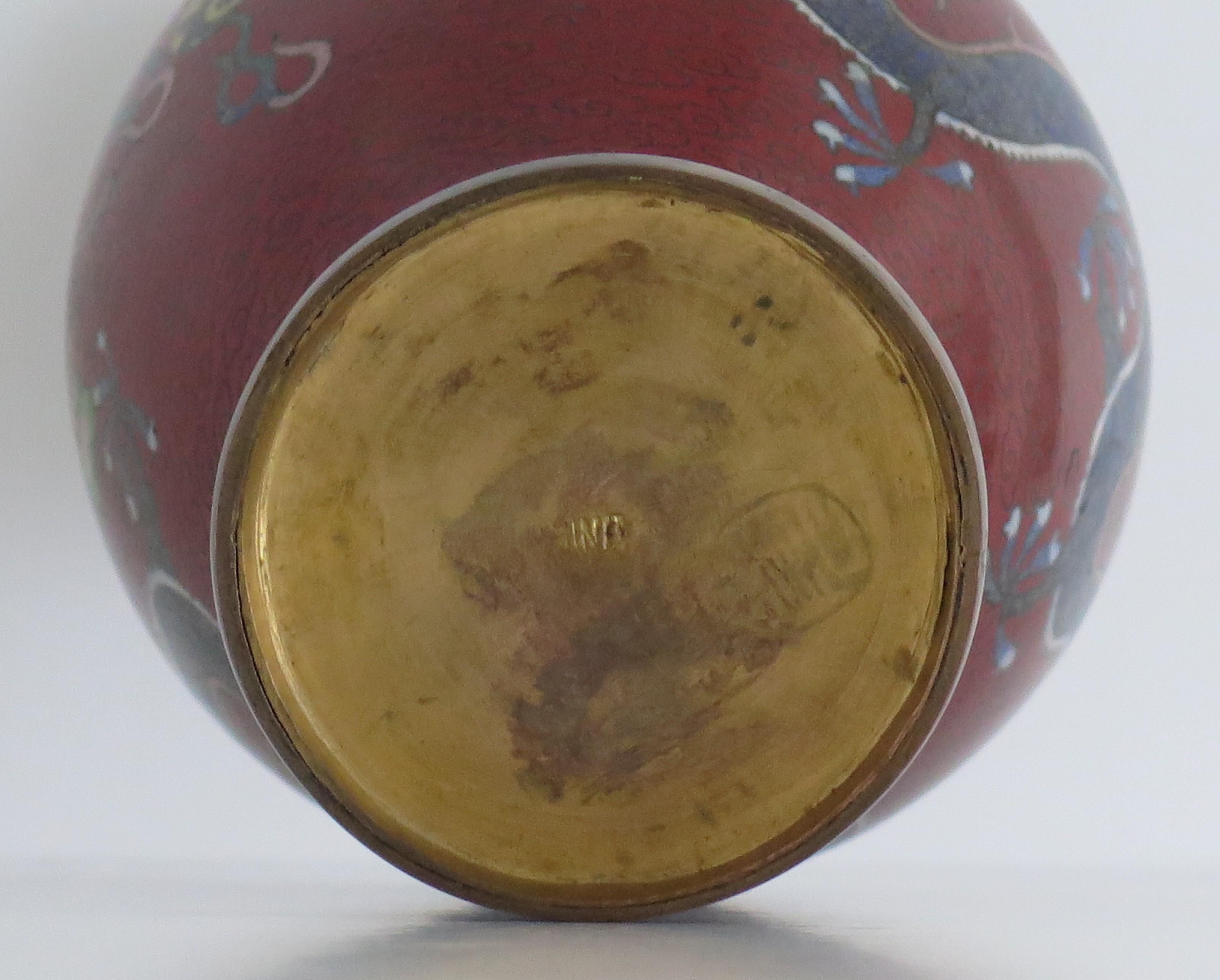 Vase cloisonné chinois avec trois dragons poursuivant une perle flamboyante, vers 1920  en vente 1