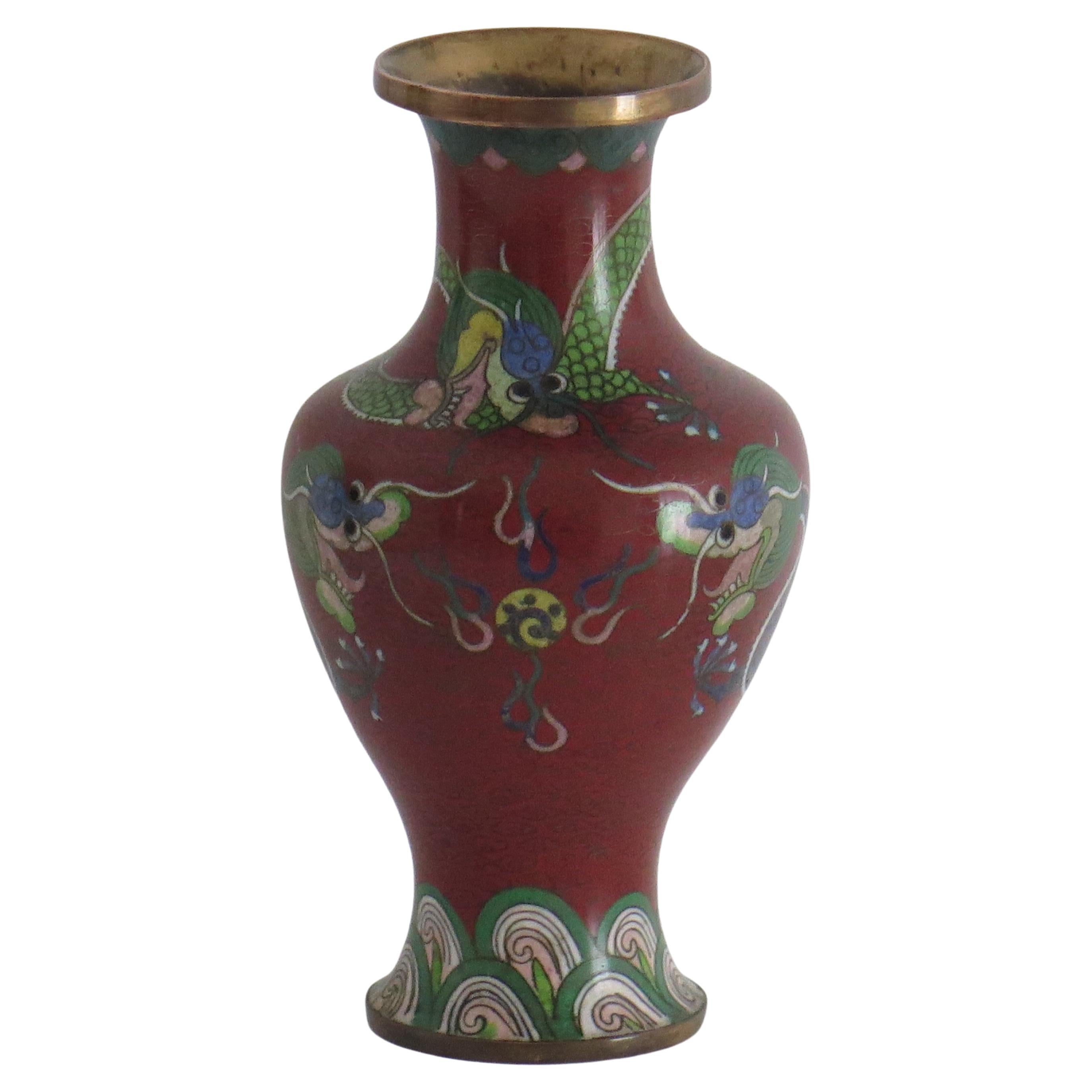 Vase cloisonné chinois avec trois dragons poursuivant une perle flamboyante, vers 1920  en vente